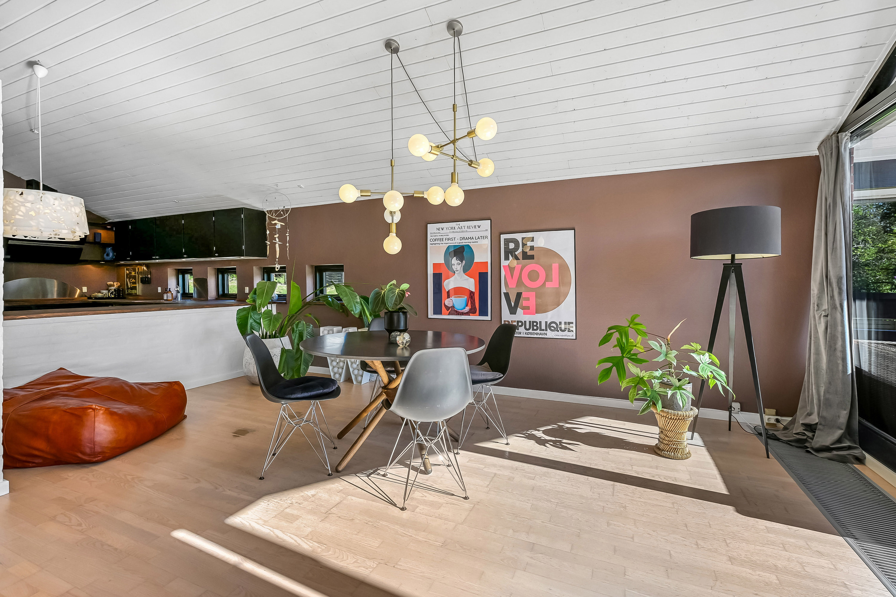 Fremhævet stue billede i fuldskærmstilstand. Billede af Gl Bremdalvej 2, 7600 Struer