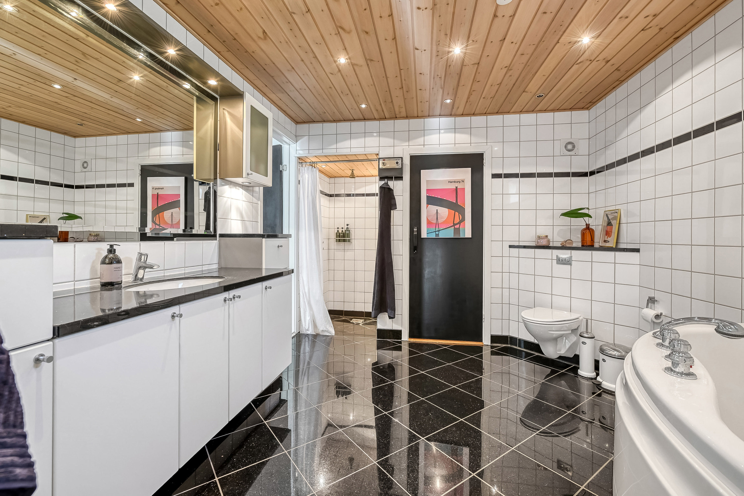 Fremhævet badeværelse billede i fuldskærmstilstand. Billede af Gl Bremdalvej 2, 7600 Struer