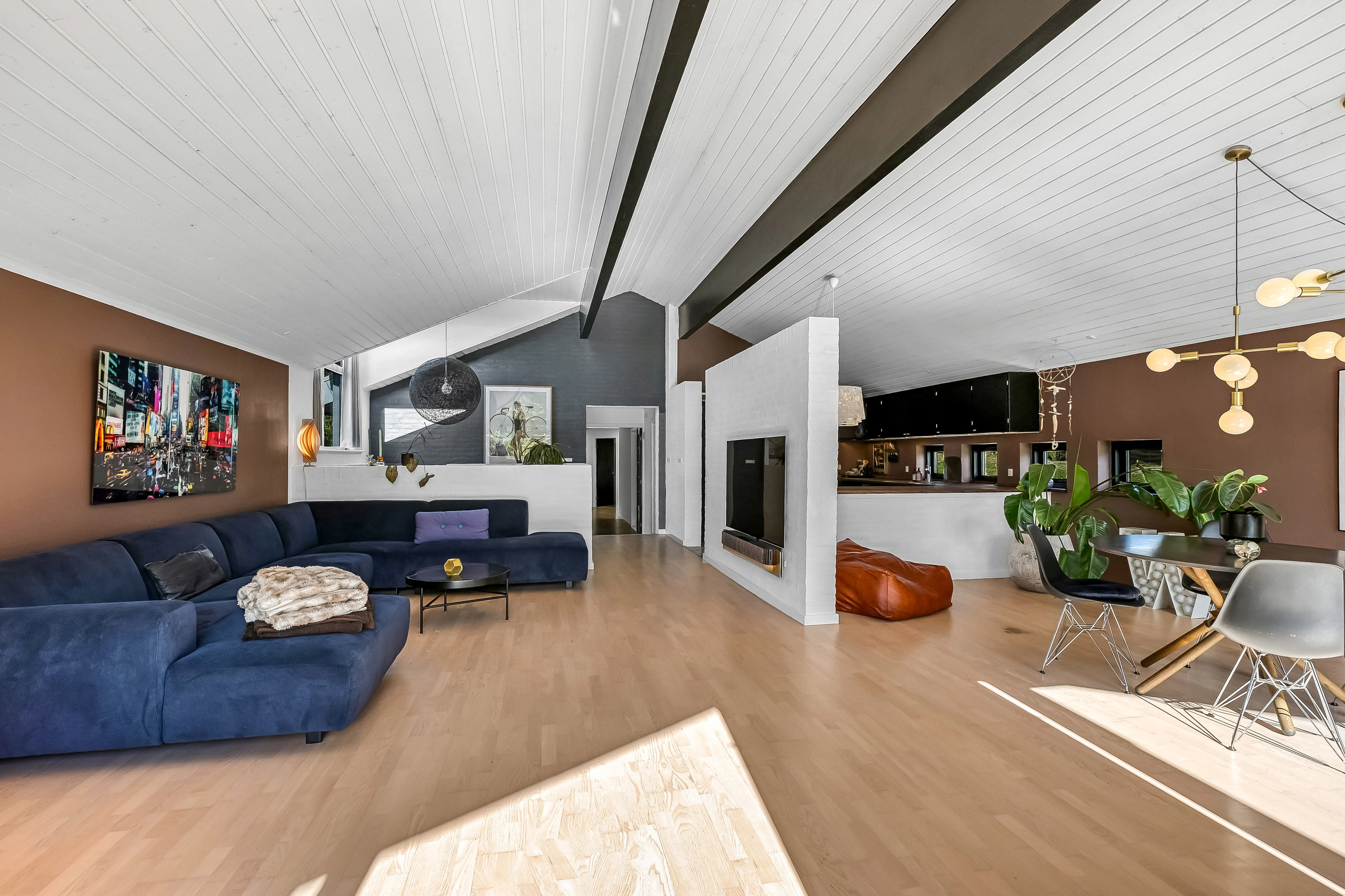 Fremhævet stue billede i fuldskærmstilstand. Billede af Gl Bremdalvej 2, 7600 Struer