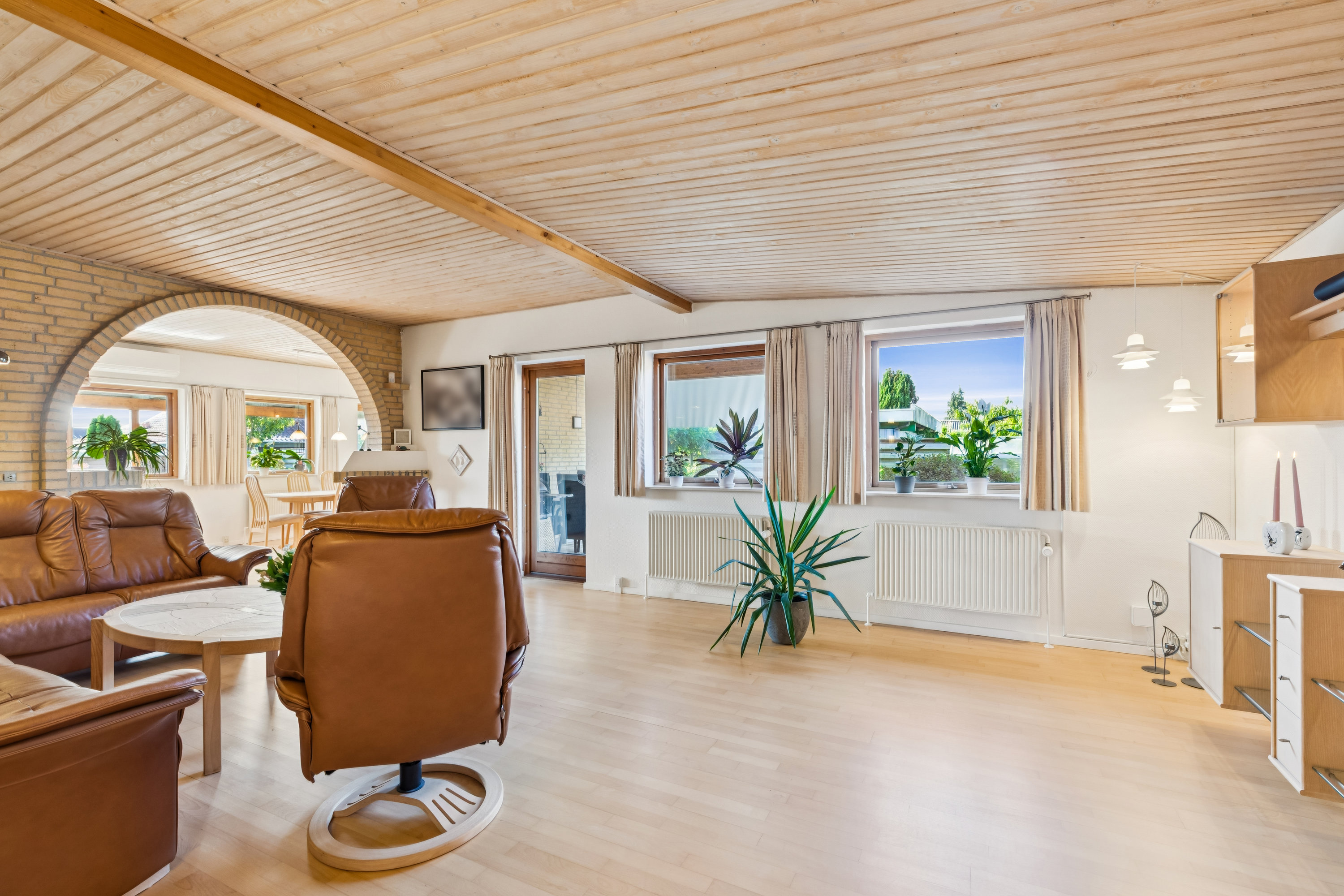 Fremhævet stue billede i fuldskærmstilstand. Billede af Bredekærs Vænge 211, 2635 Ishøj