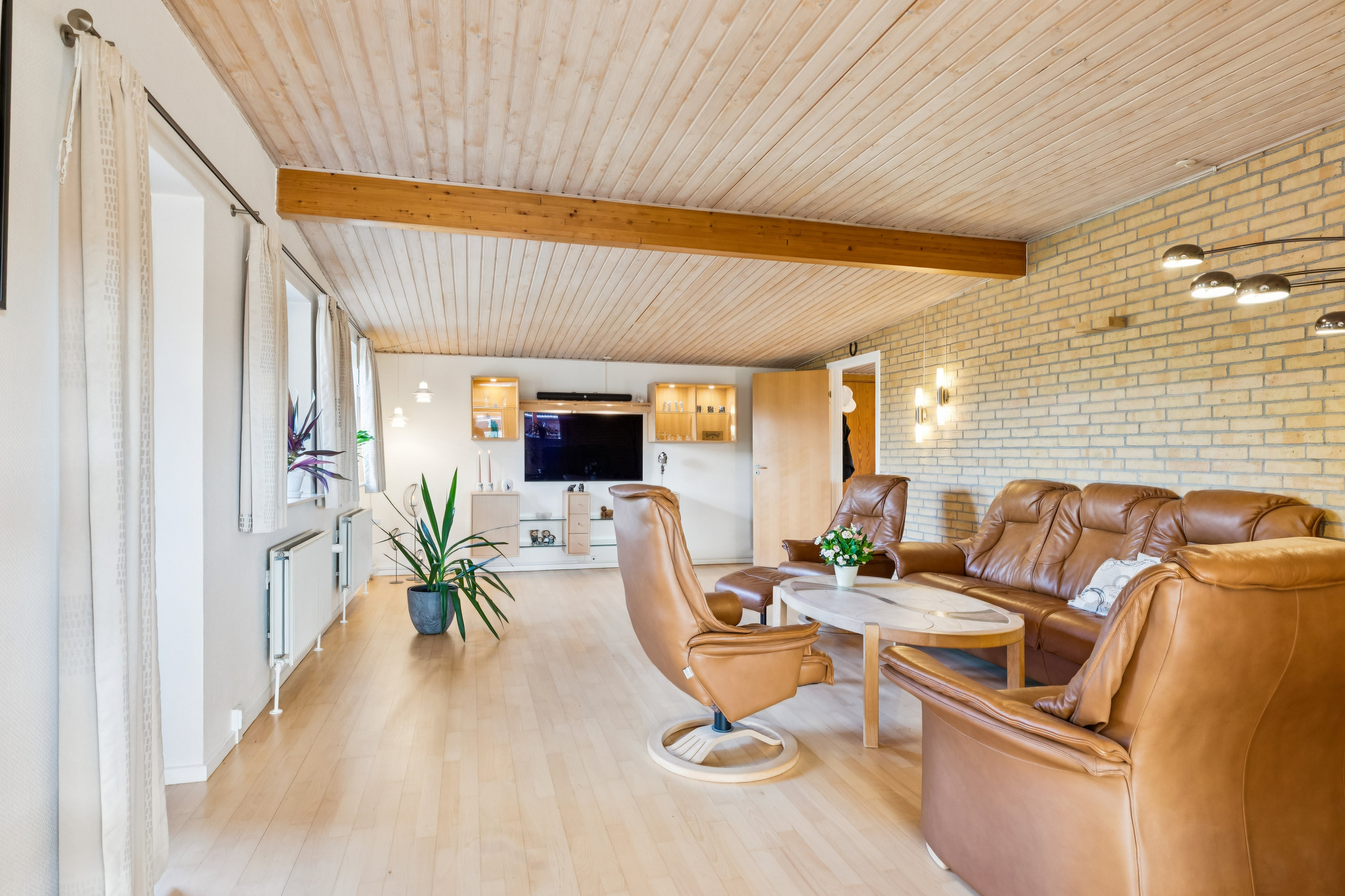 Fremhævet stue billede i fuldskærmstilstand. Billede af Bredekærs Vænge 211, 2635 Ishøj