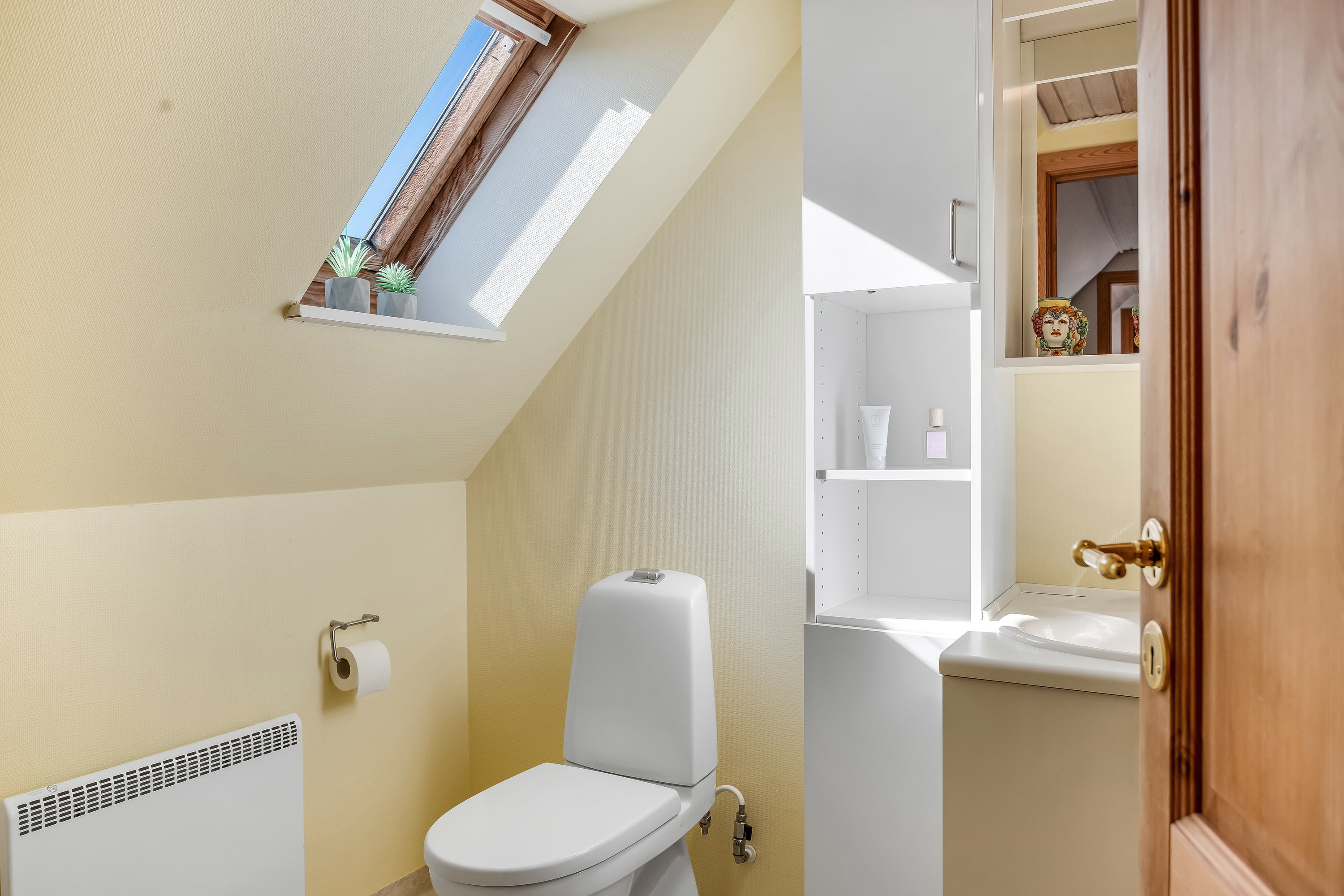 Fremhævet toilet billede i fuldskærmstilstand. Billede af Sognevejen 6, Olstrup, 4895 Errindlev