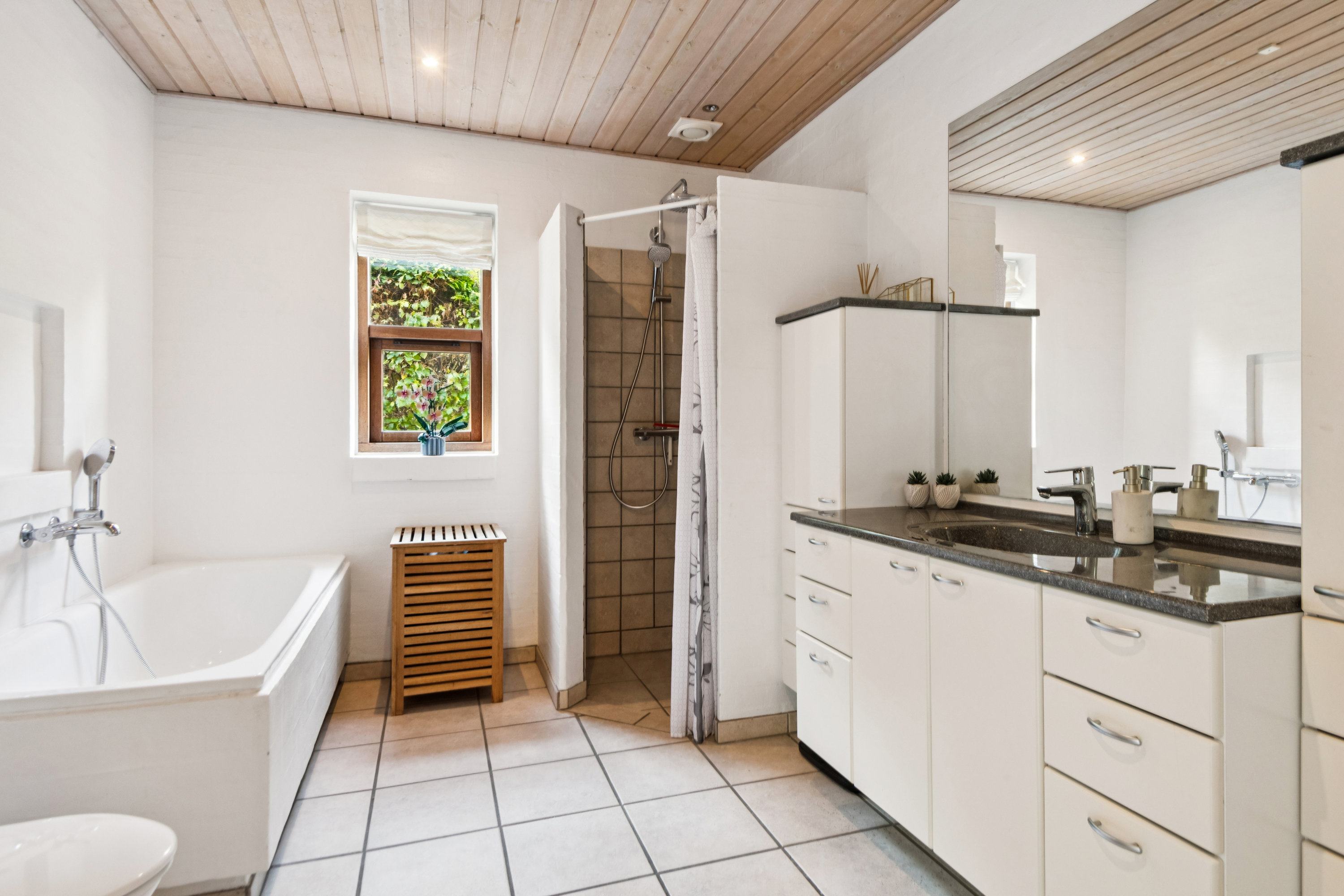 Fremhævet badeværelse billede i fuldskærmstilstand. Billede af Skodshøj 39, Guldbæk, 9530 Støvring