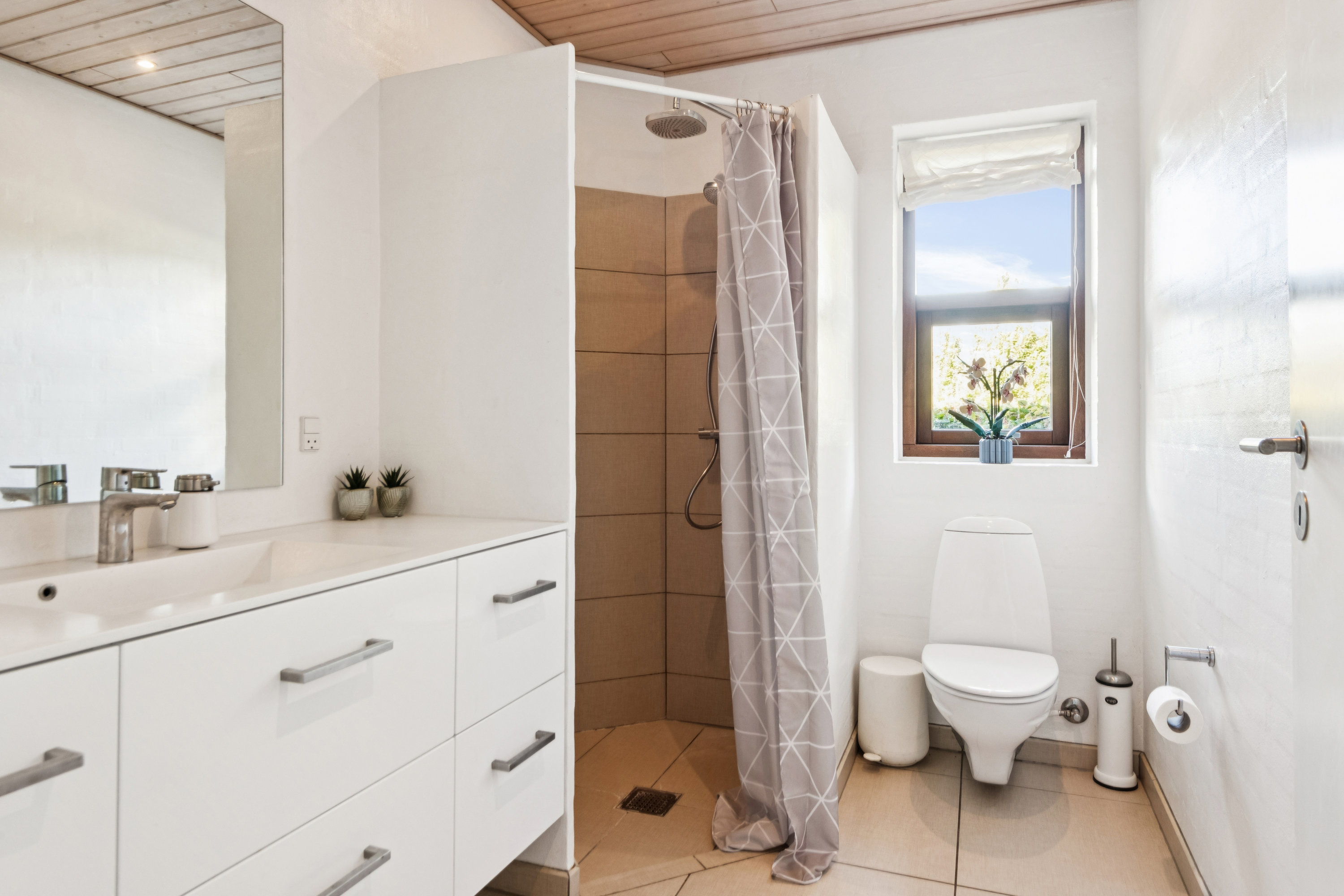 Fremhævet badeværelse billede i fuldskærmstilstand. Billede af Skodshøj 39, Guldbæk, 9530 Støvring