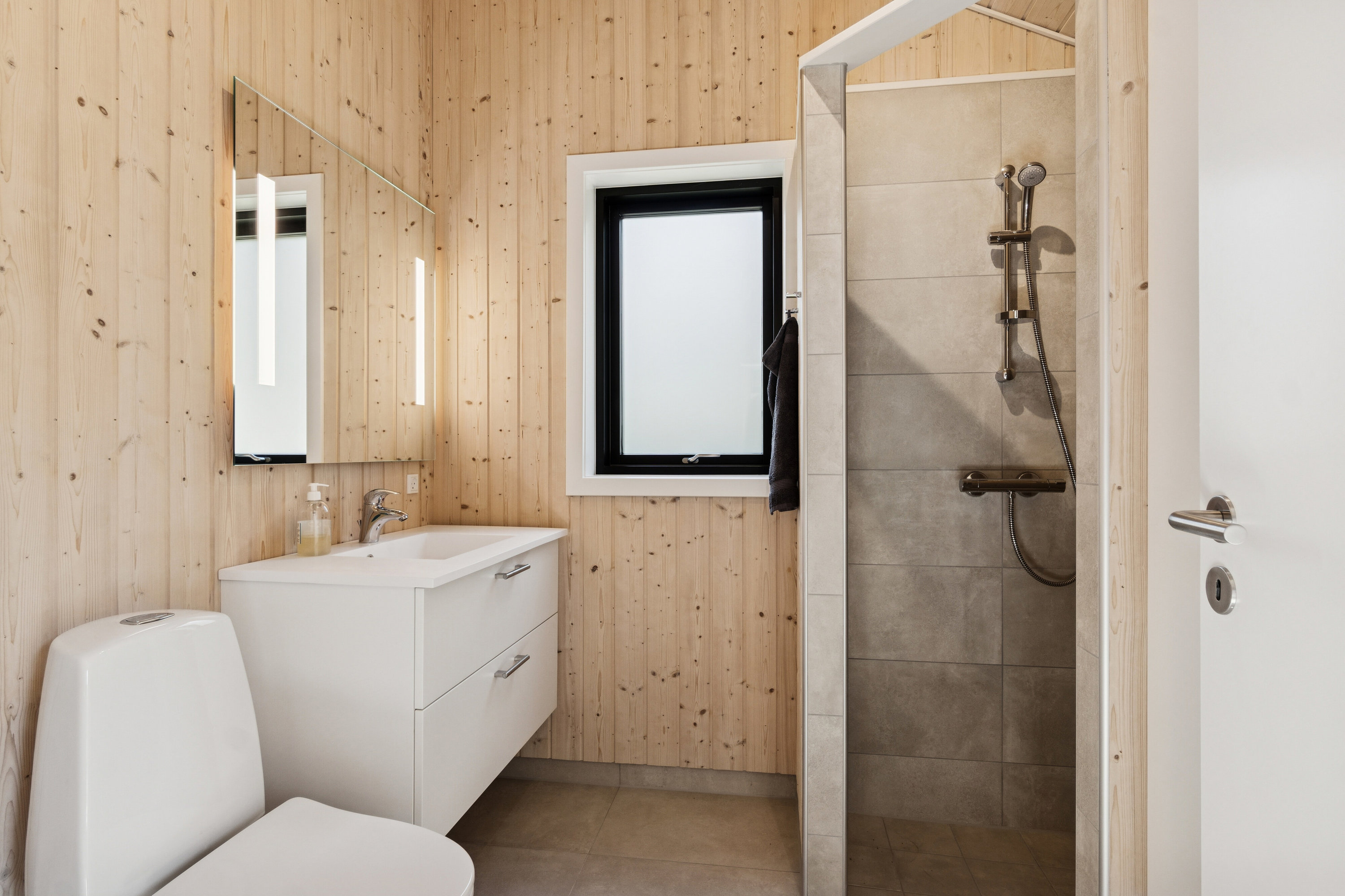 Fremhævet badeværelse billede i fuldskærmstilstand. Billede af Abildhøj 3, Veddinge, 4540 Fårevejle