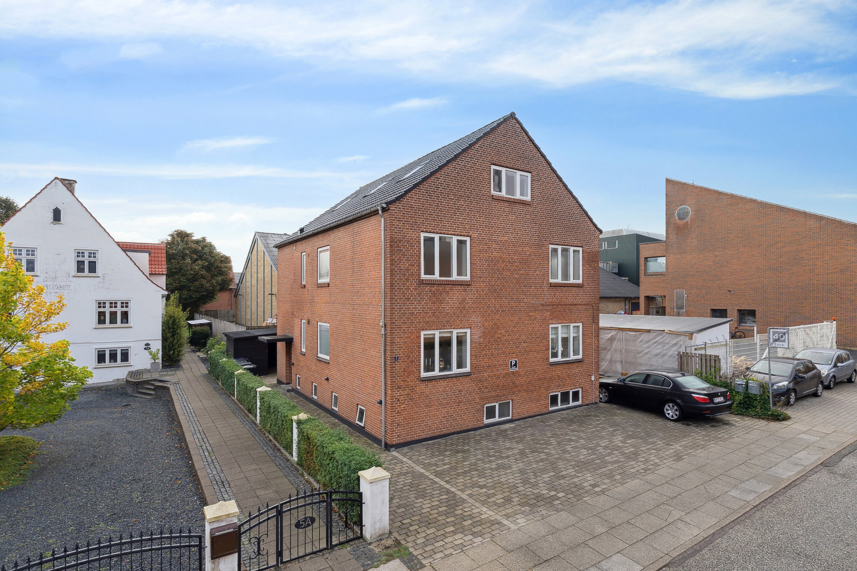 Miniaturebillede 2: set fra vejen. Billede af Kampmannsgade 7, 1., 7400 Herning