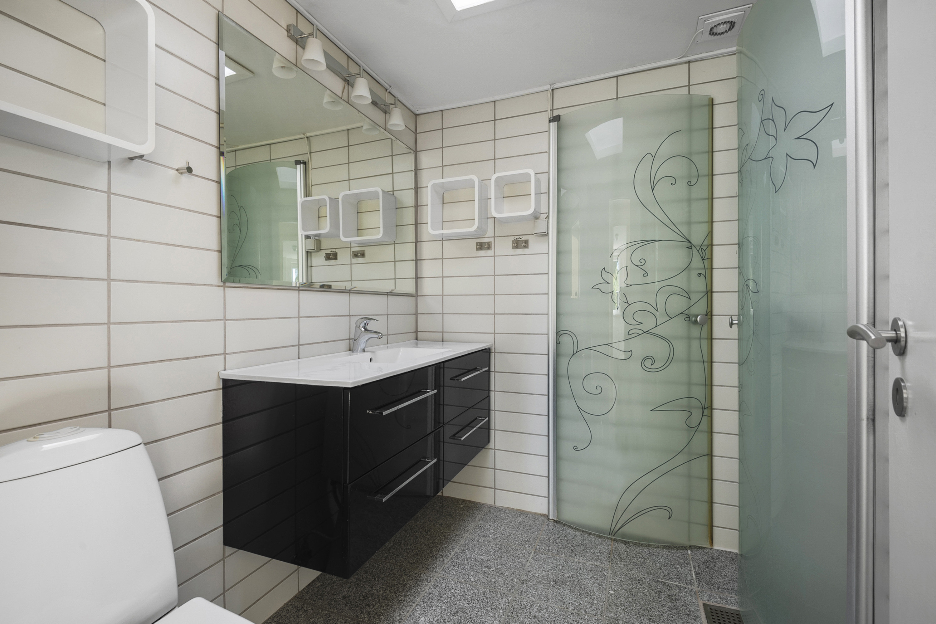 Fremhævet badeværelse billede i fuldskærmstilstand. Billede af Carsten Hauchs Vej 1, 6700 Esbjerg