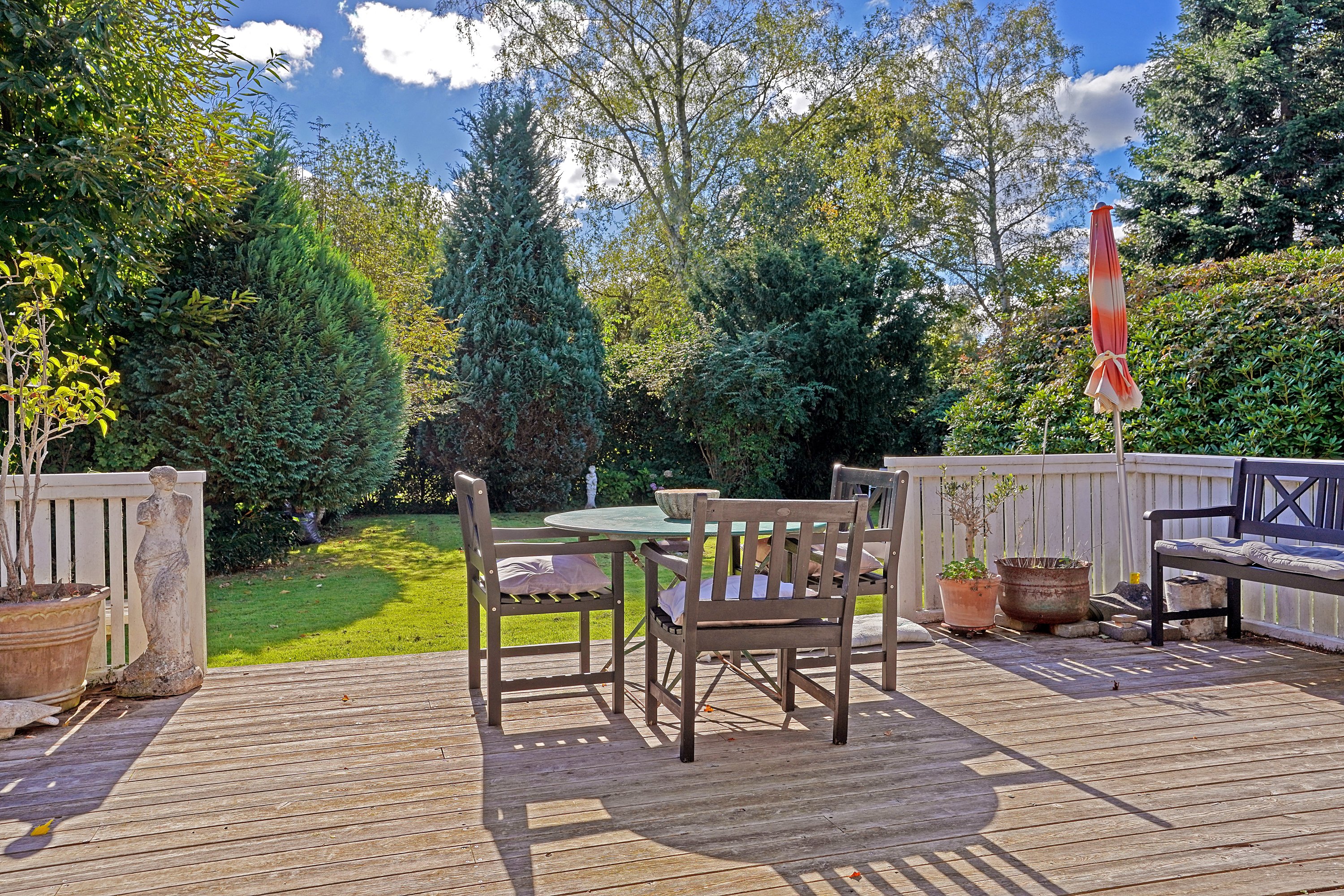 Fremhævet terrasse billede i fuldskærmstilstand. Billede af Kildevænget 6, Kildekrog, 3100 Hornbæk