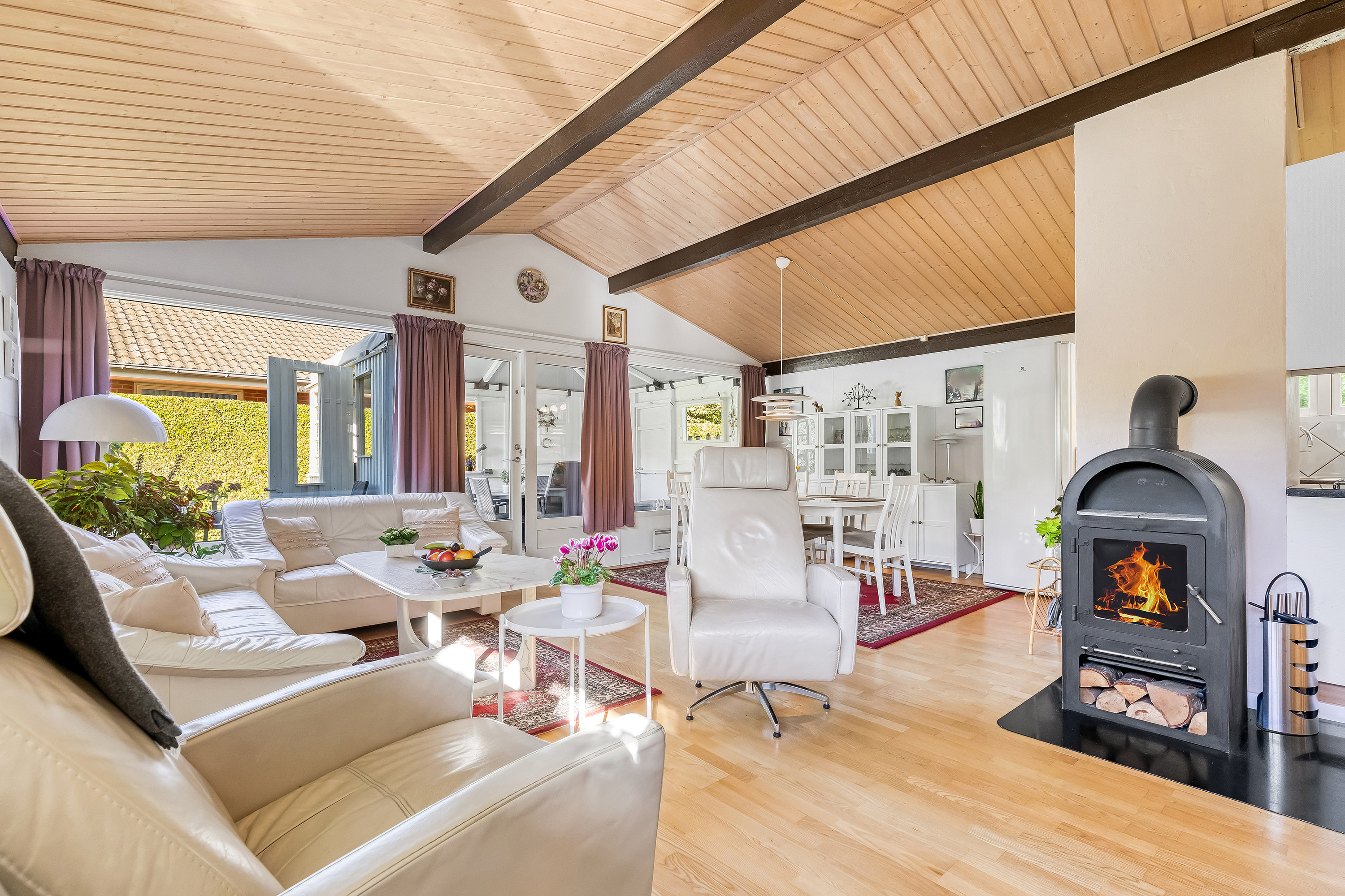 Fremhævet stue billede i fuldskærmstilstand. Billede af Tofte-Åsen 14, Rågeleje, 3210 Vejby