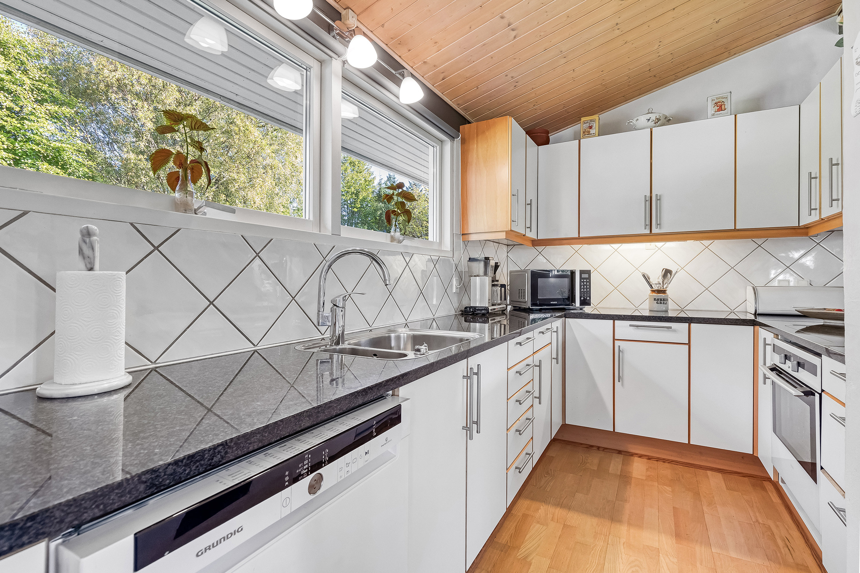 Fremhævet køkken billede i fuldskærmstilstand. Billede af Tofte-Åsen 14, Rågeleje, 3210 Vejby