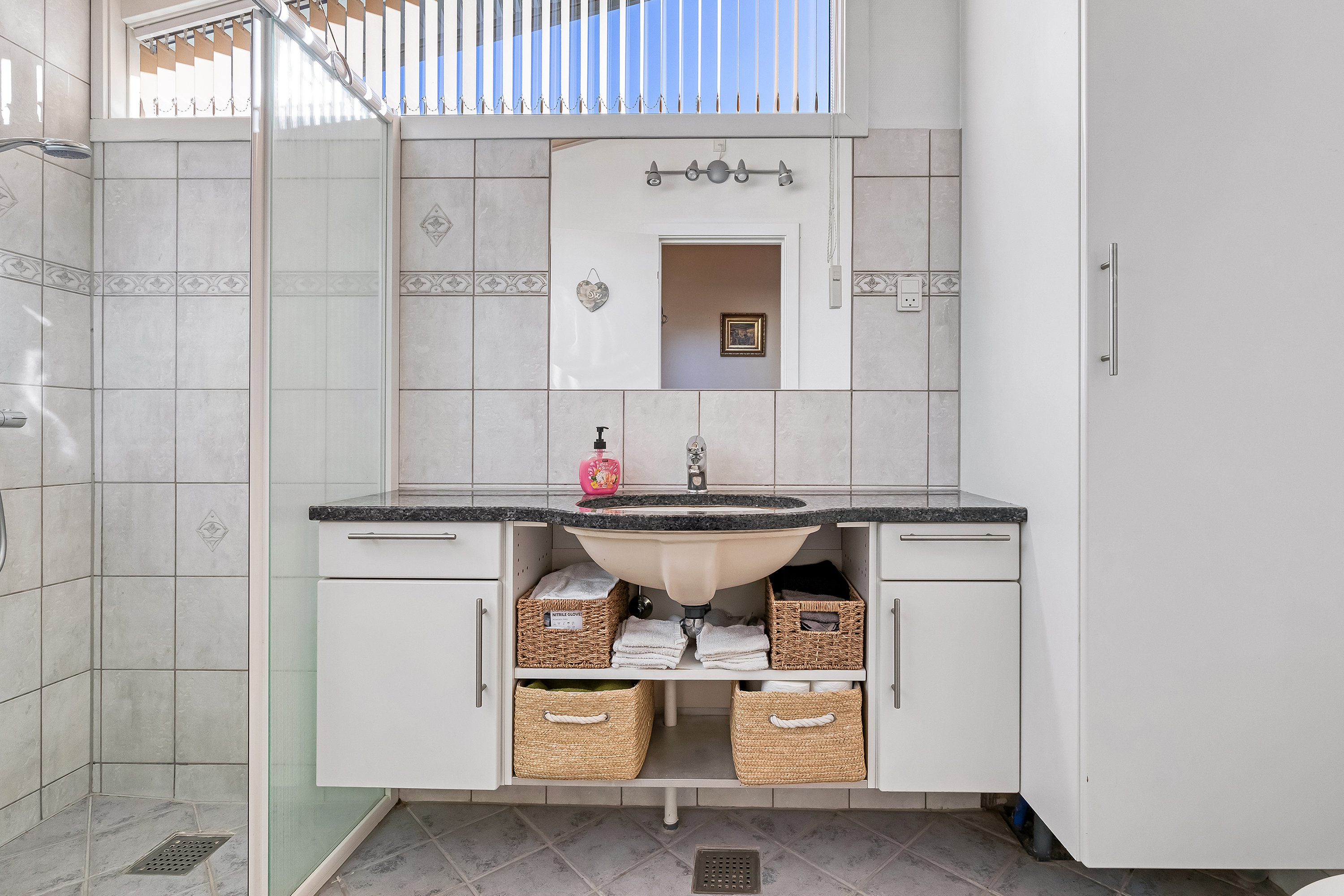 Fremhævet badeværelse billede i fuldskærmstilstand. Billede af Tofte-Åsen 14, Rågeleje, 3210 Vejby