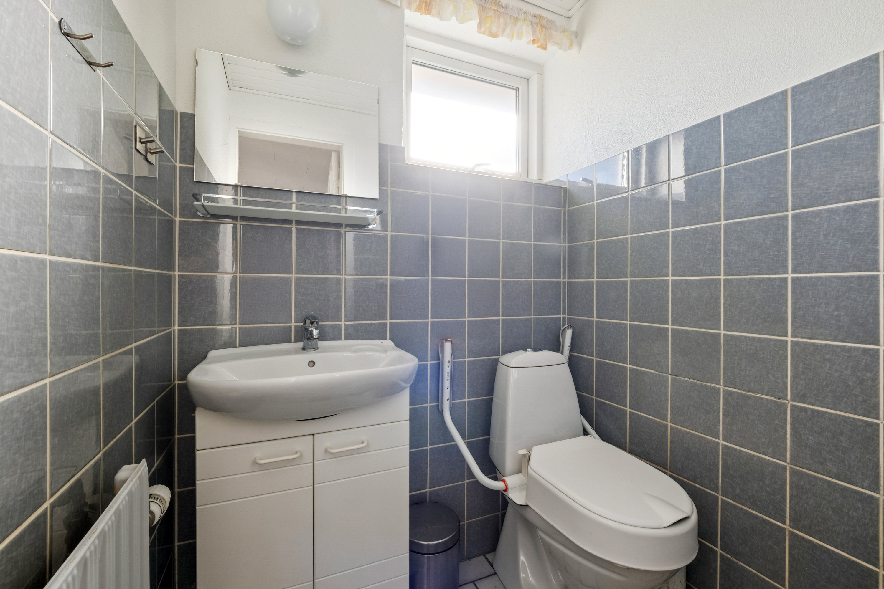 Fremhævet badeværelse billede i fuldskærmstilstand. Billede af Kærvænget 4, Dommerby, 7800 Skive