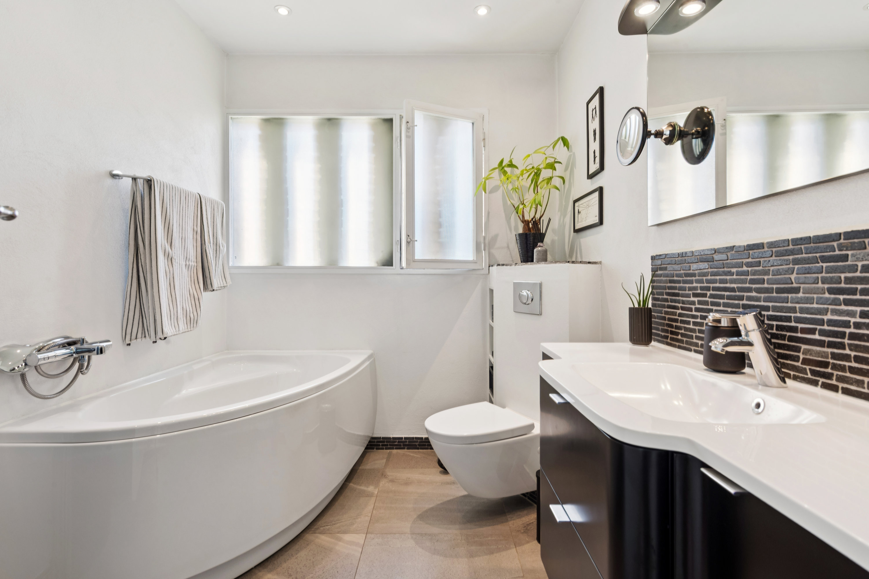 Fremhævet badeværelse billede i fuldskærmstilstand. Billede af Fugleparken 48, 2690 Karlslunde