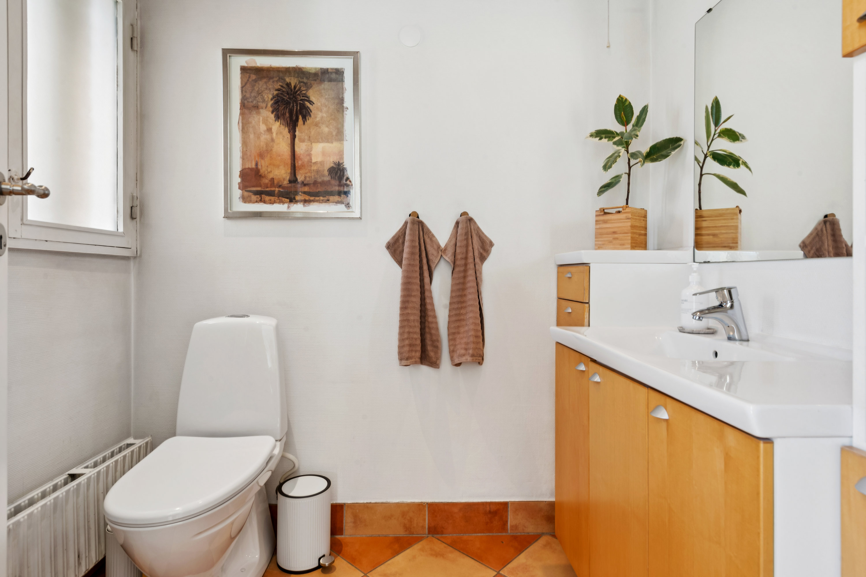 Fremhævet toilet billede i fuldskærmstilstand. Billede af Fugleparken 48, 2690 Karlslunde