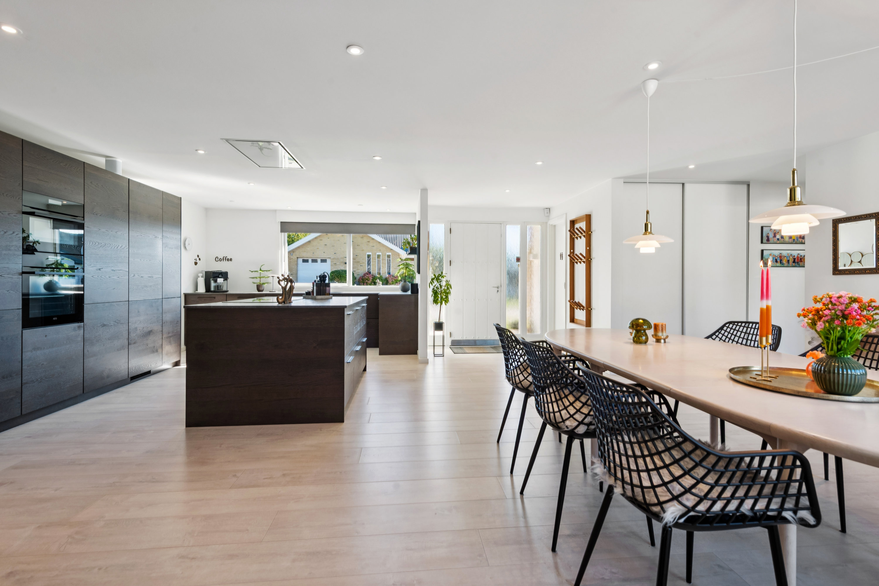 Fremhævet stue billede i fuldskærmstilstand. Billede af Fugleparken 48, 2690 Karlslunde