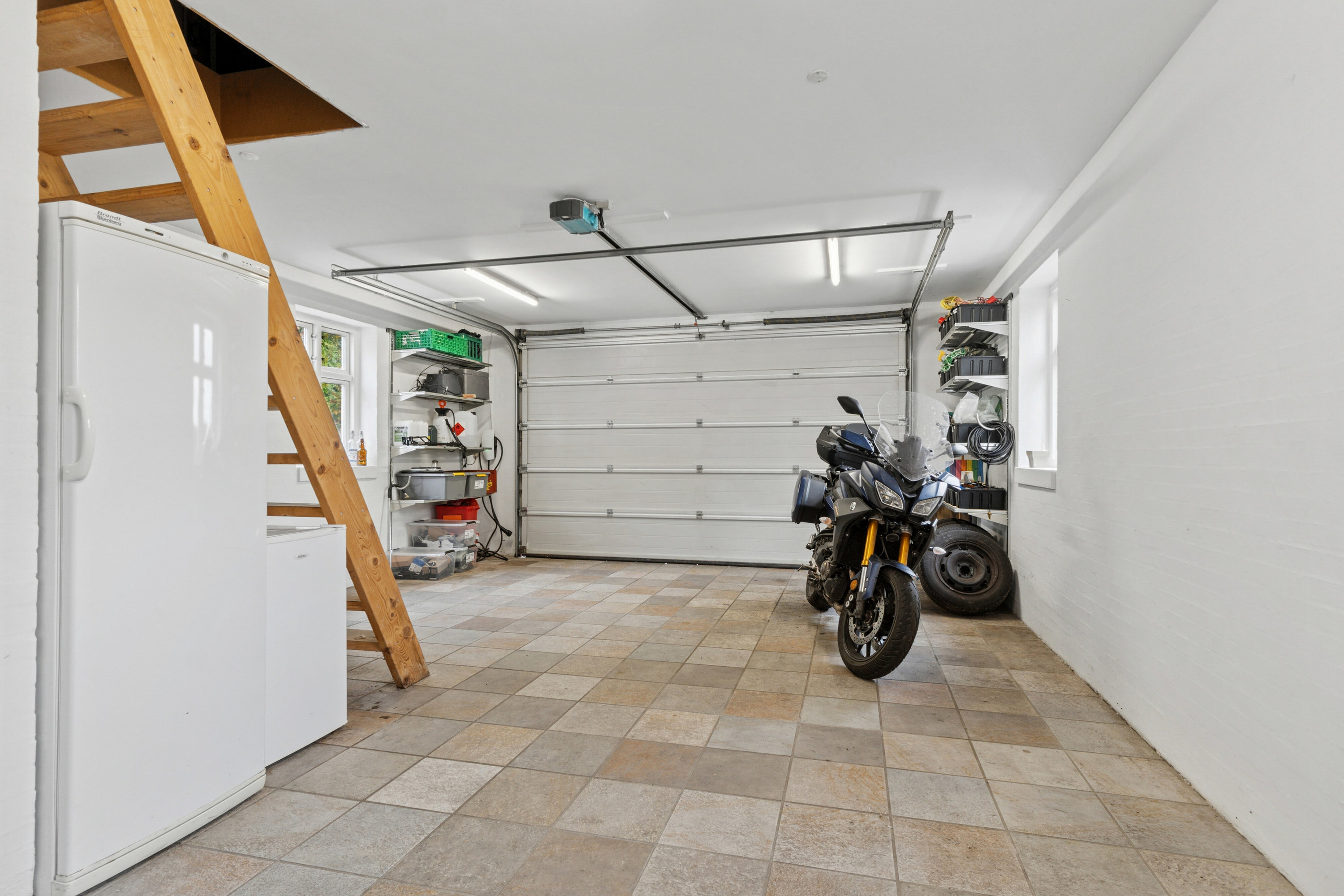 Fremhævet indbygget garage billede i fuldskærmstilstand. Billede af Kærvænget 23, Astrup, 9800 Hjørring