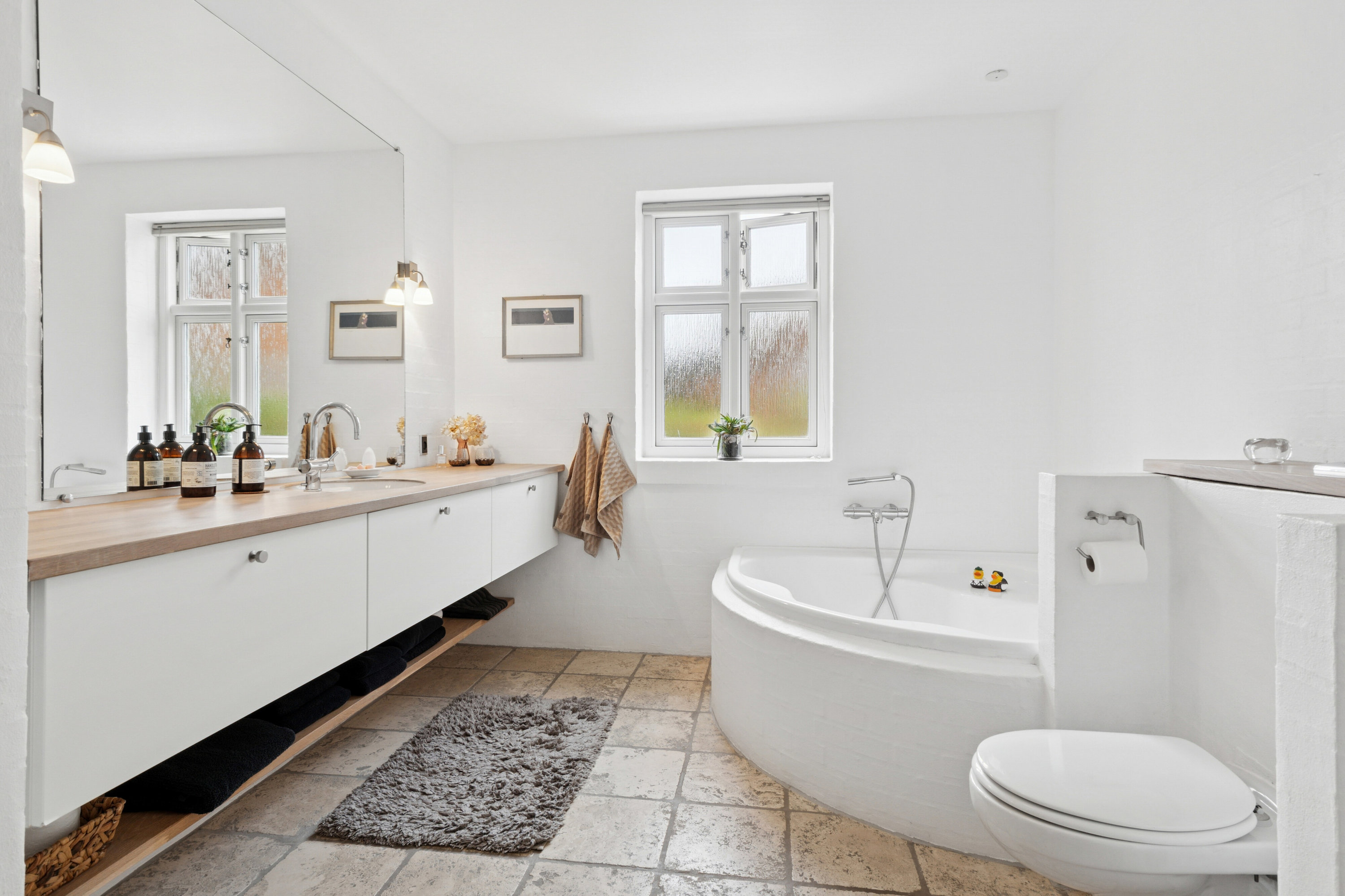 Fremhævet badeværelse billede i fuldskærmstilstand. Billede af Kærvænget 23, Astrup, 9800 Hjørring