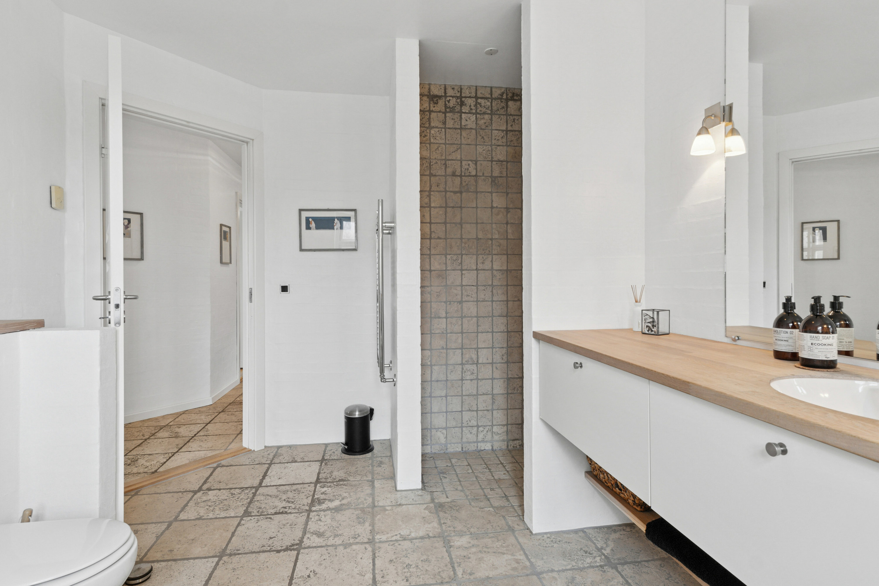 Fremhævet badeværelse billede i fuldskærmstilstand. Billede af Kærvænget 23, Astrup, 9800 Hjørring