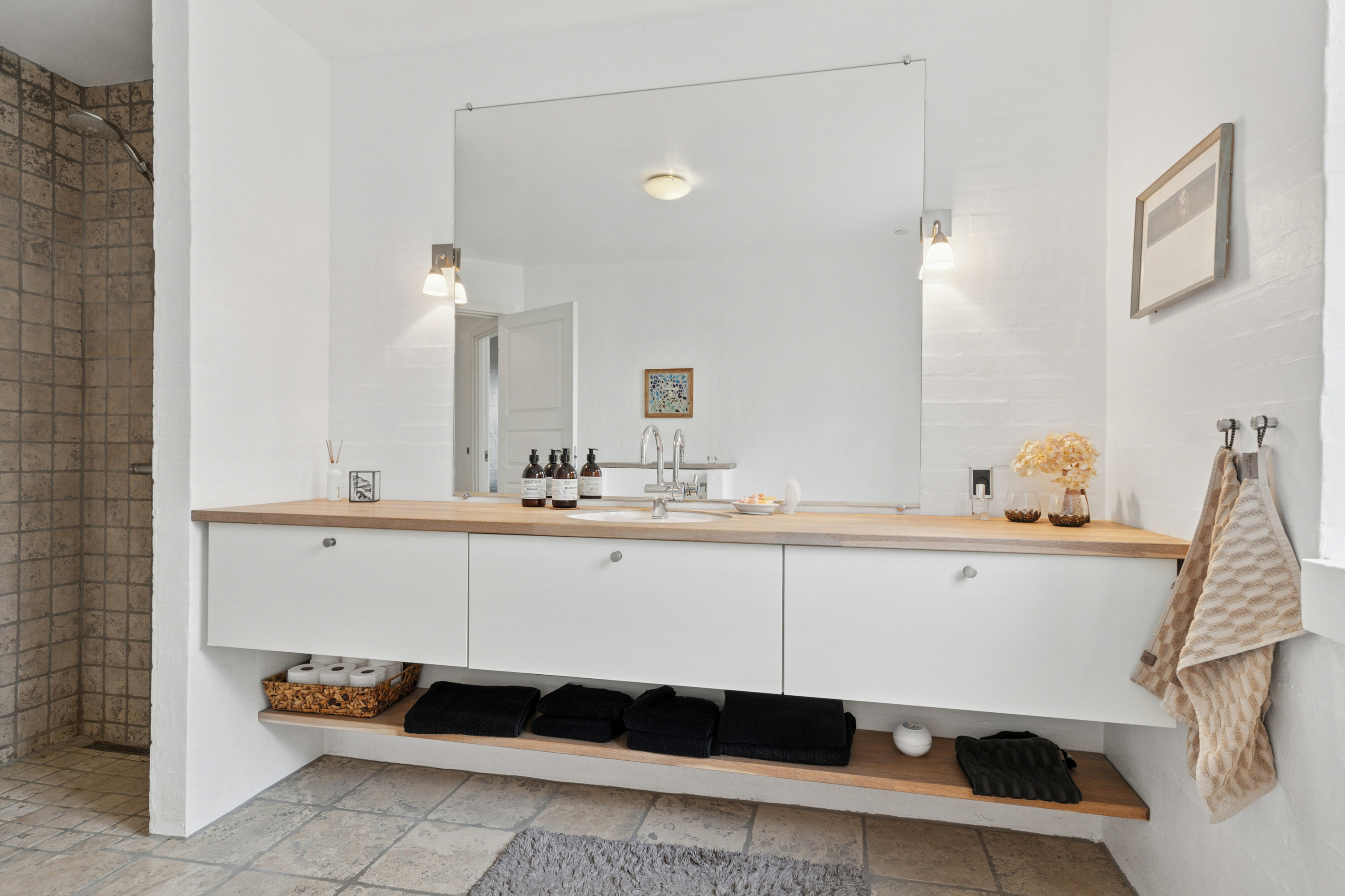 Fremhævet badeværelse billede i fuldskærmstilstand. Billede af Kærvænget 23, Astrup, 9800 Hjørring