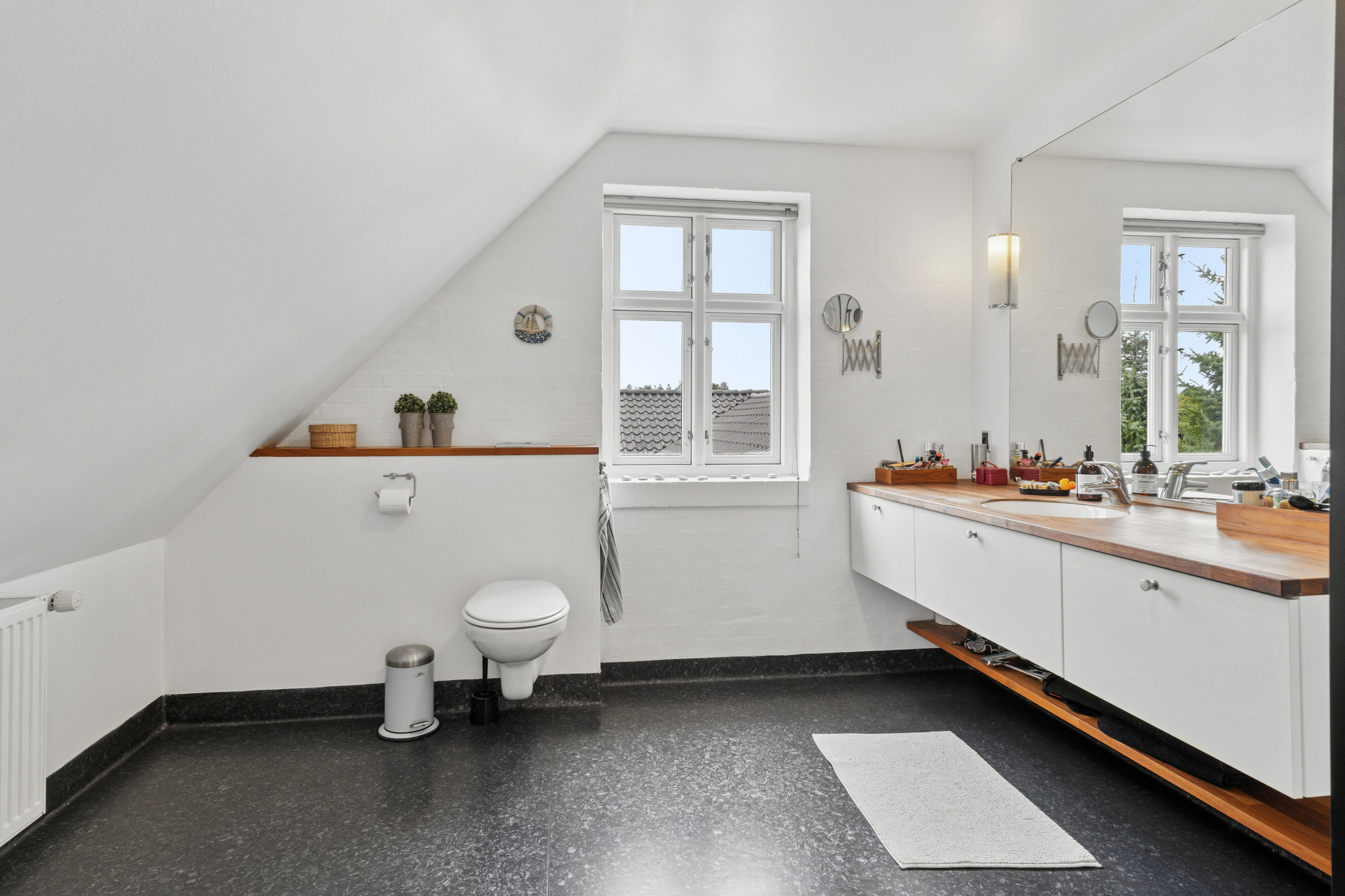 Fremhævet badeværelse billede i fuldskærmstilstand. Billede af Kærvænget 23, Astrup, 9800 Hjørring