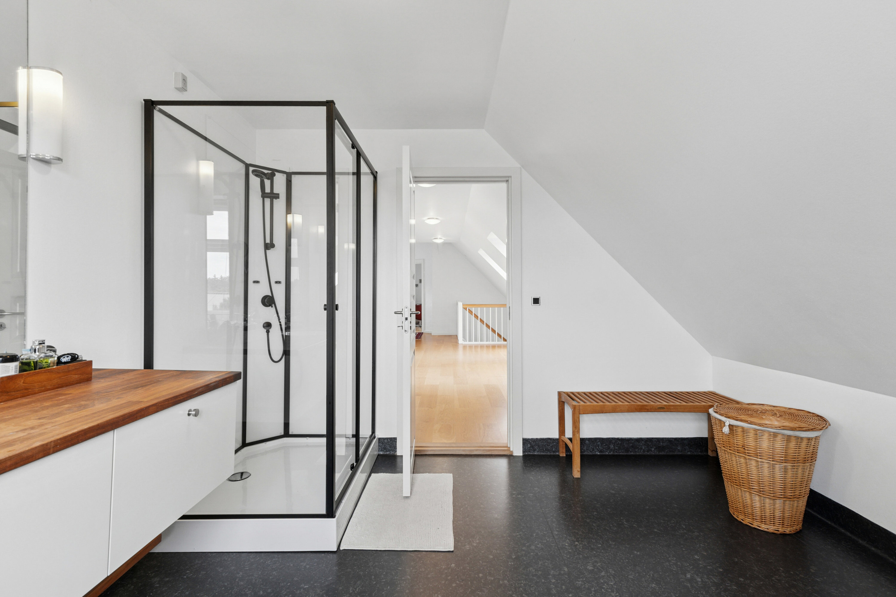 Fremhævet badeværelse billede i fuldskærmstilstand. Billede af Kærvænget 23, Astrup, 9800 Hjørring