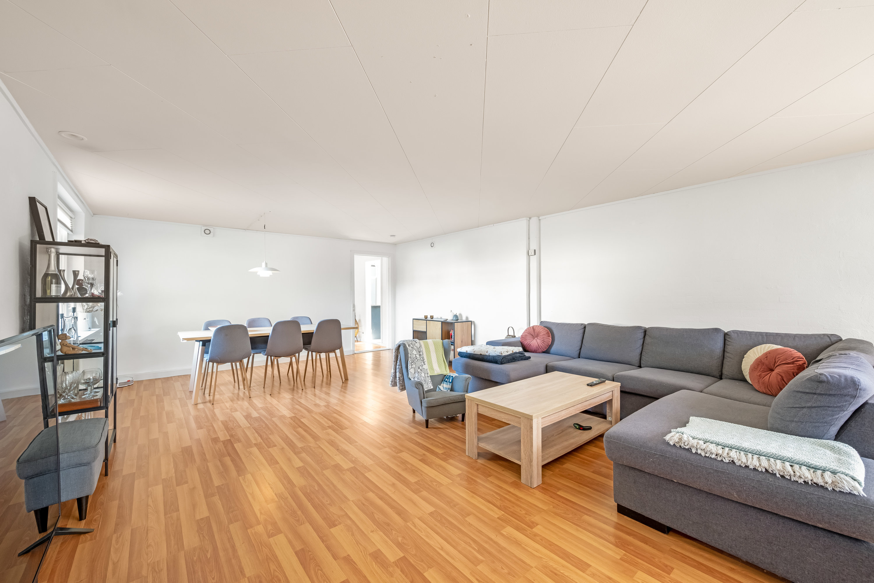 Fremhævet stue billede i fuldskærmstilstand. Billede af Kildevej 10, 6971 Spjald