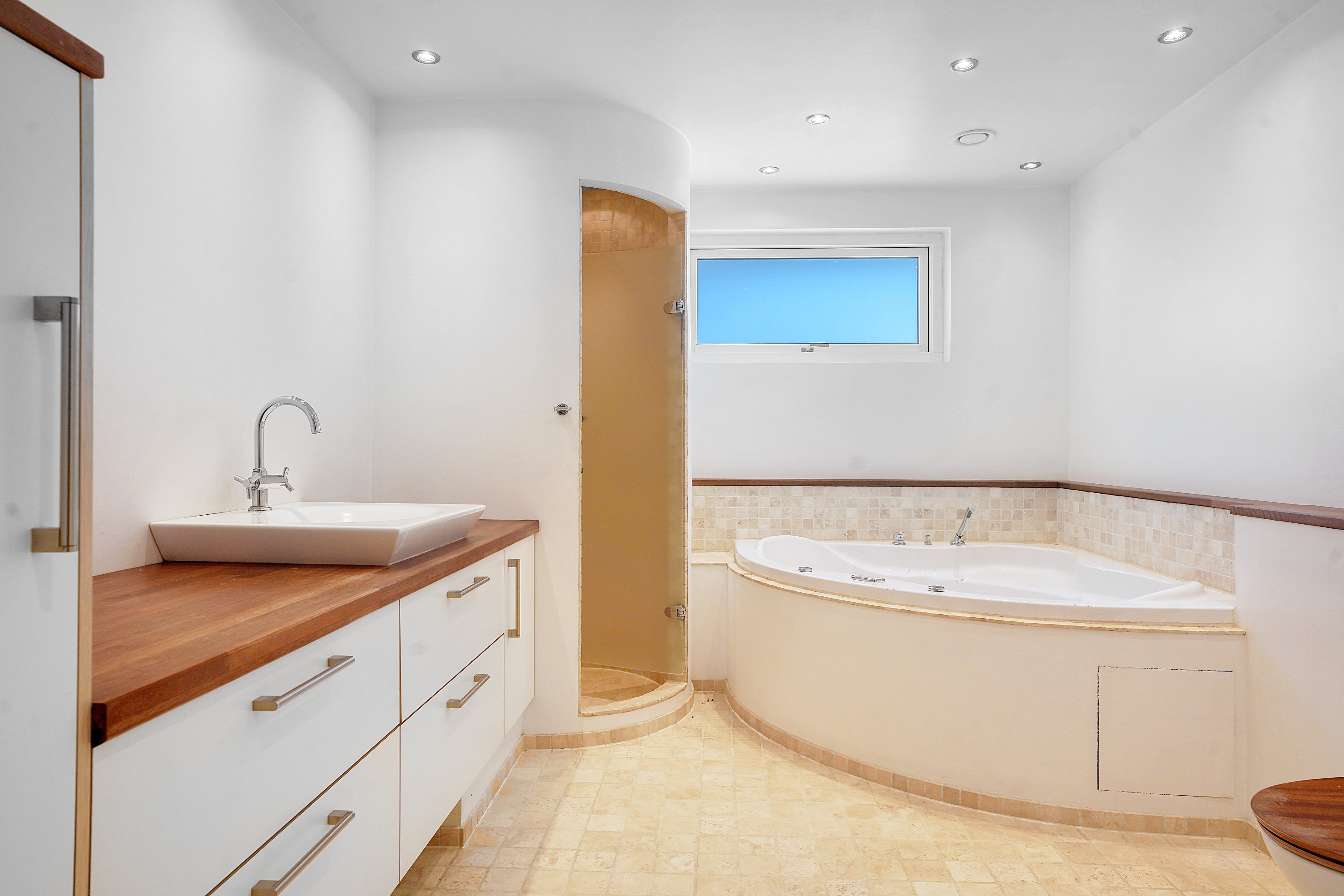 Fremhævet badeværelse billede i fuldskærmstilstand. Billede af Bakkegårdsvej 311, 3050 Humlebæk