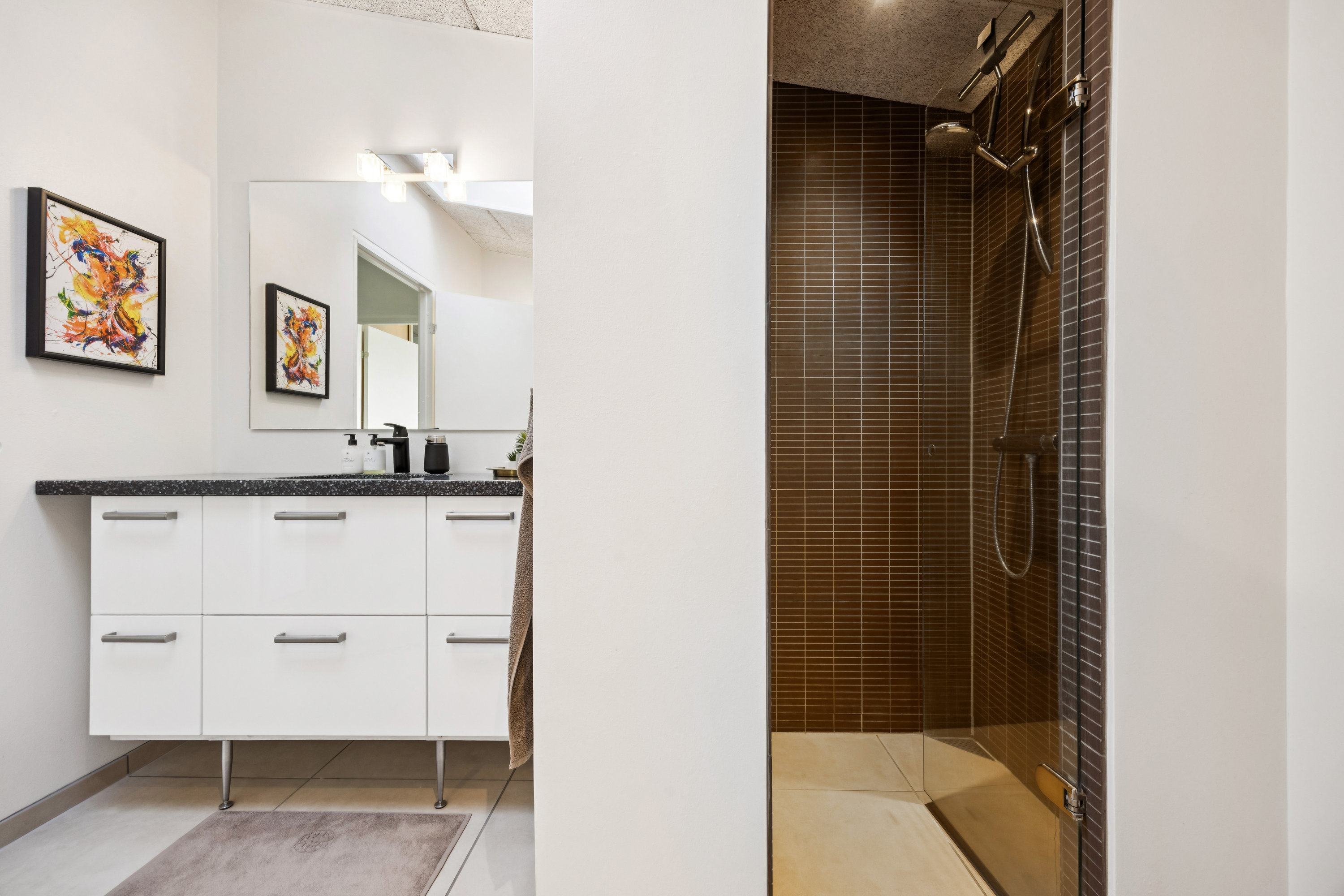 Fremhævet badeværelse billede i fuldskærmstilstand. Billede af Hostrupkrogen 26, 9500 Hobro