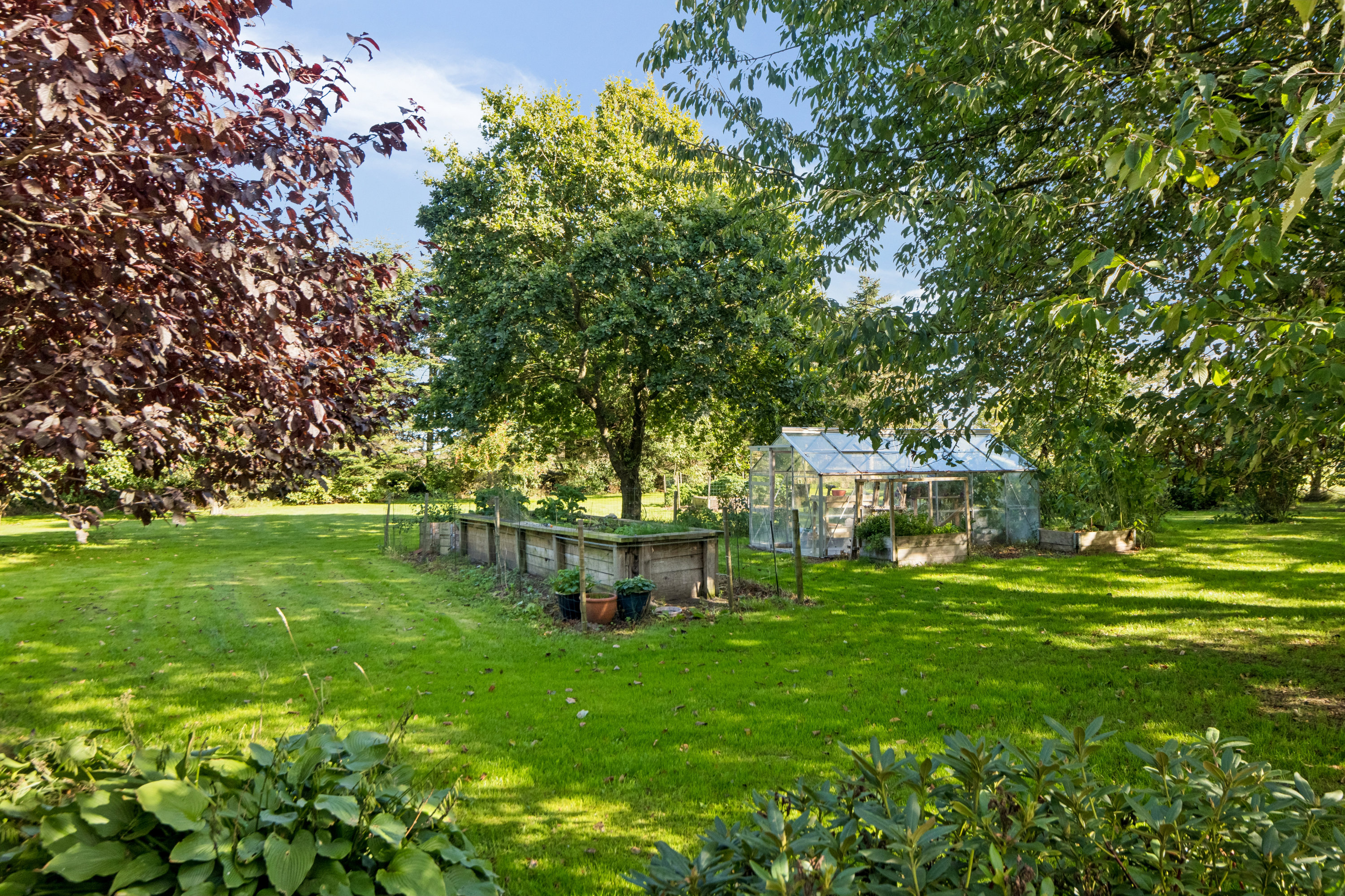 Fremhævet gårdmiljø billede i fuldskærmstilstand. Billede af Vårvej 51, Vår, 9240 Nibe