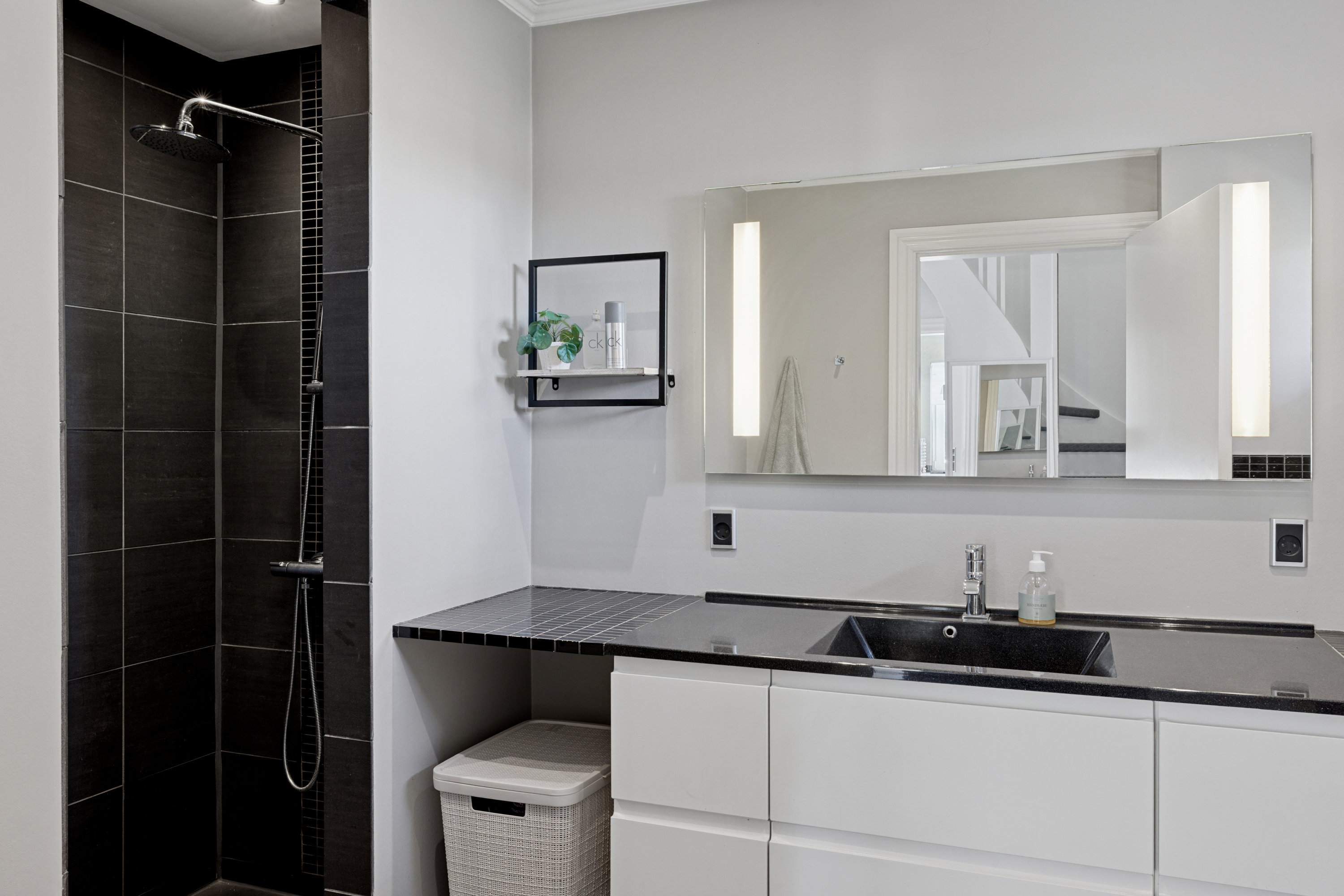 Fremhævet badeværelse billede i fuldskærmstilstand. Billede af Vibevej 10, 8800 Viborg