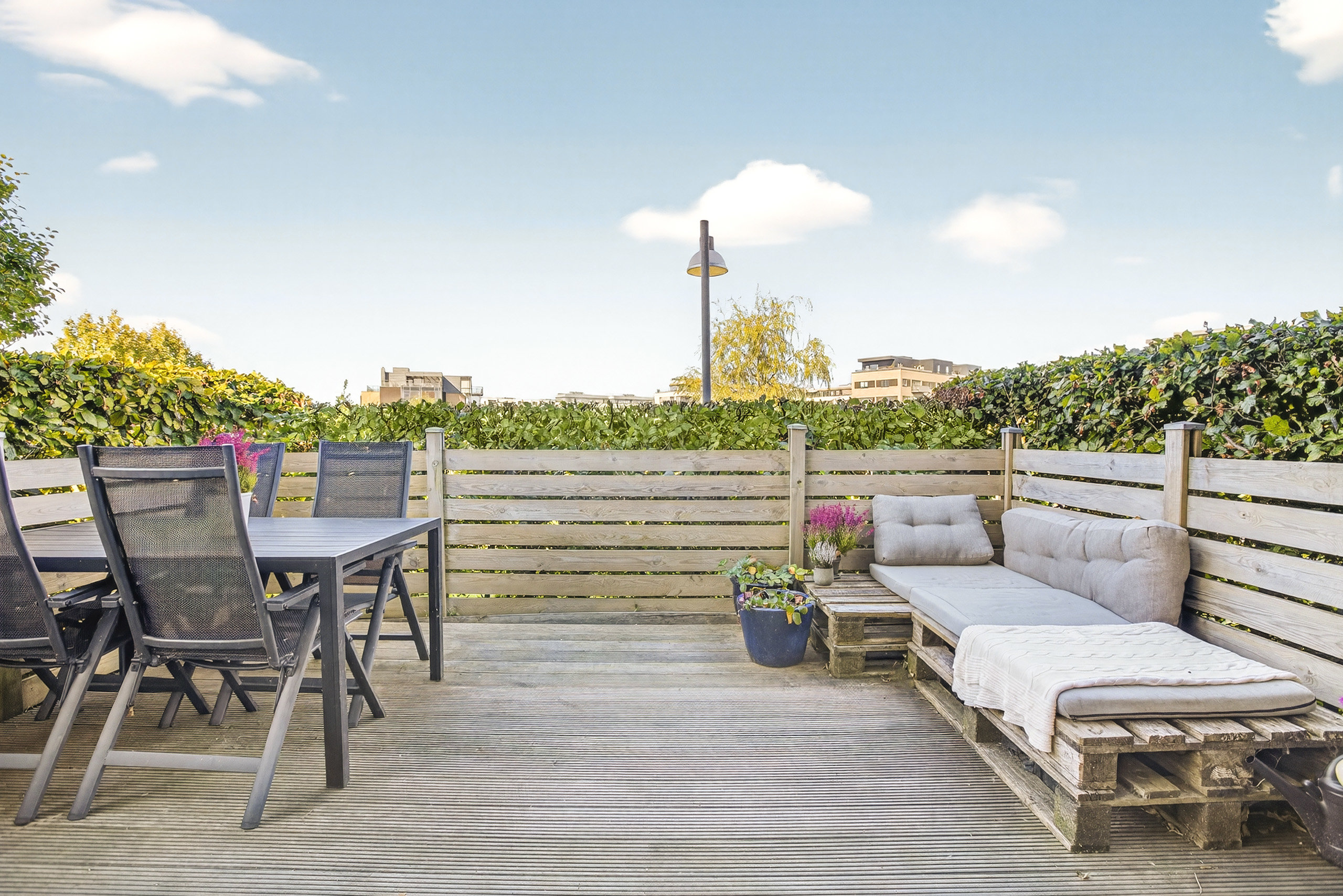 Fremhævet terrasse billede i fuldskærmstilstand. Billede af Damholmen 18, st.. a., 2760 Måløv