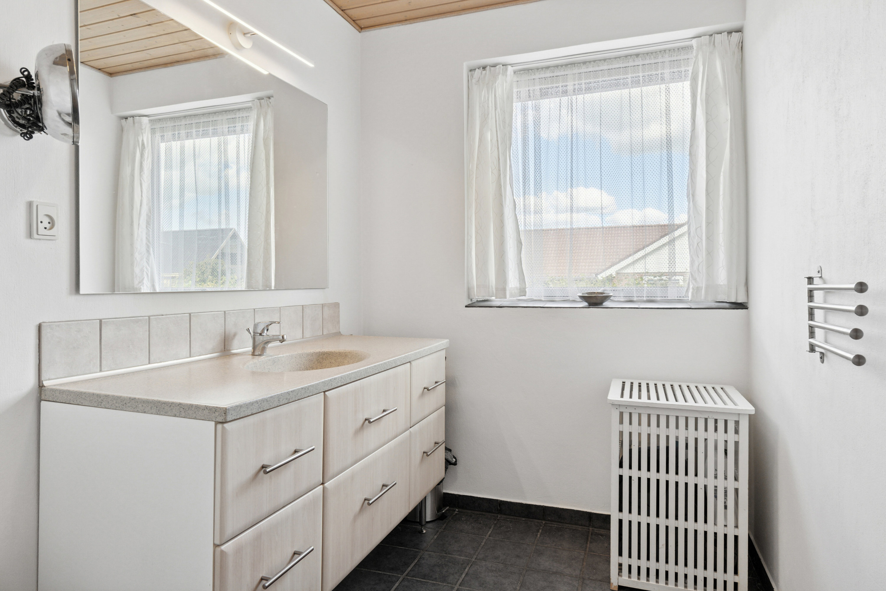 Fremhævet badeværelse billede i fuldskærmstilstand. Billede af Skovvænget 13, 6630 Rødding