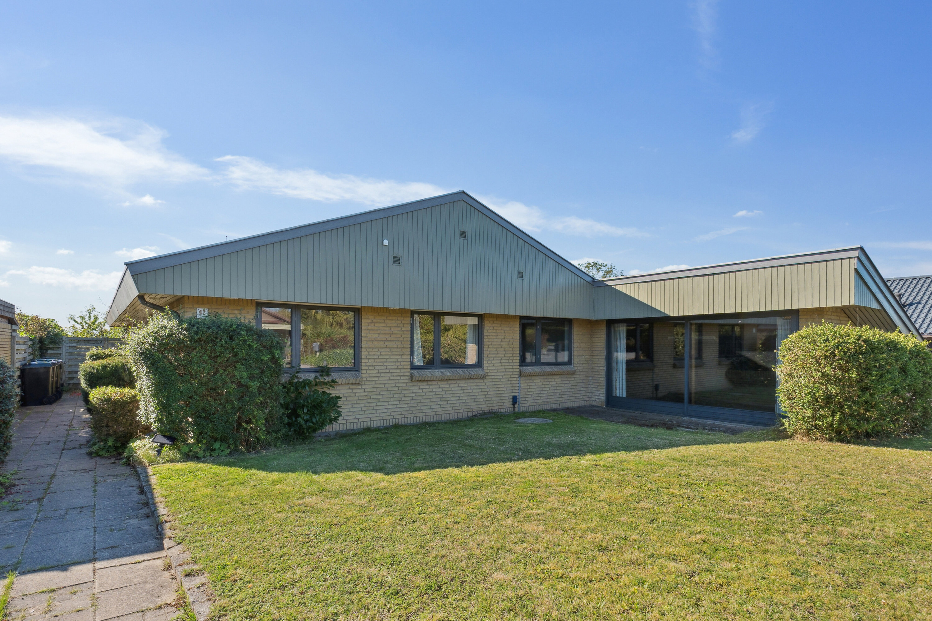 Fremhævet set fra vejen billede i fuldskærmstilstand. Billede af Kajakvej 42, 4040 Jyllinge