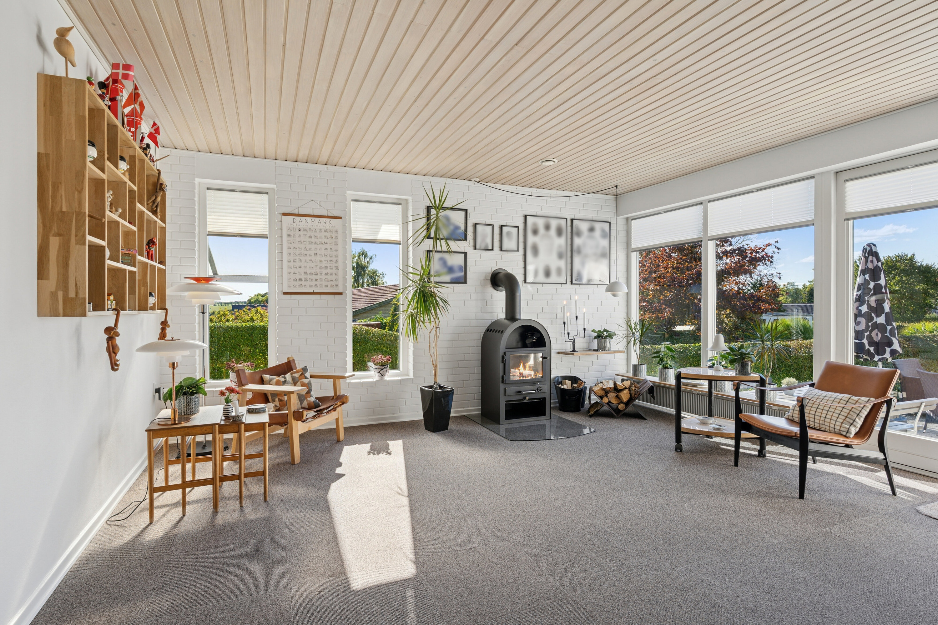 Fremhævet stue billede i fuldskærmstilstand. Billede af Liljevej 1, Vinderslev, 8620 Kjellerup