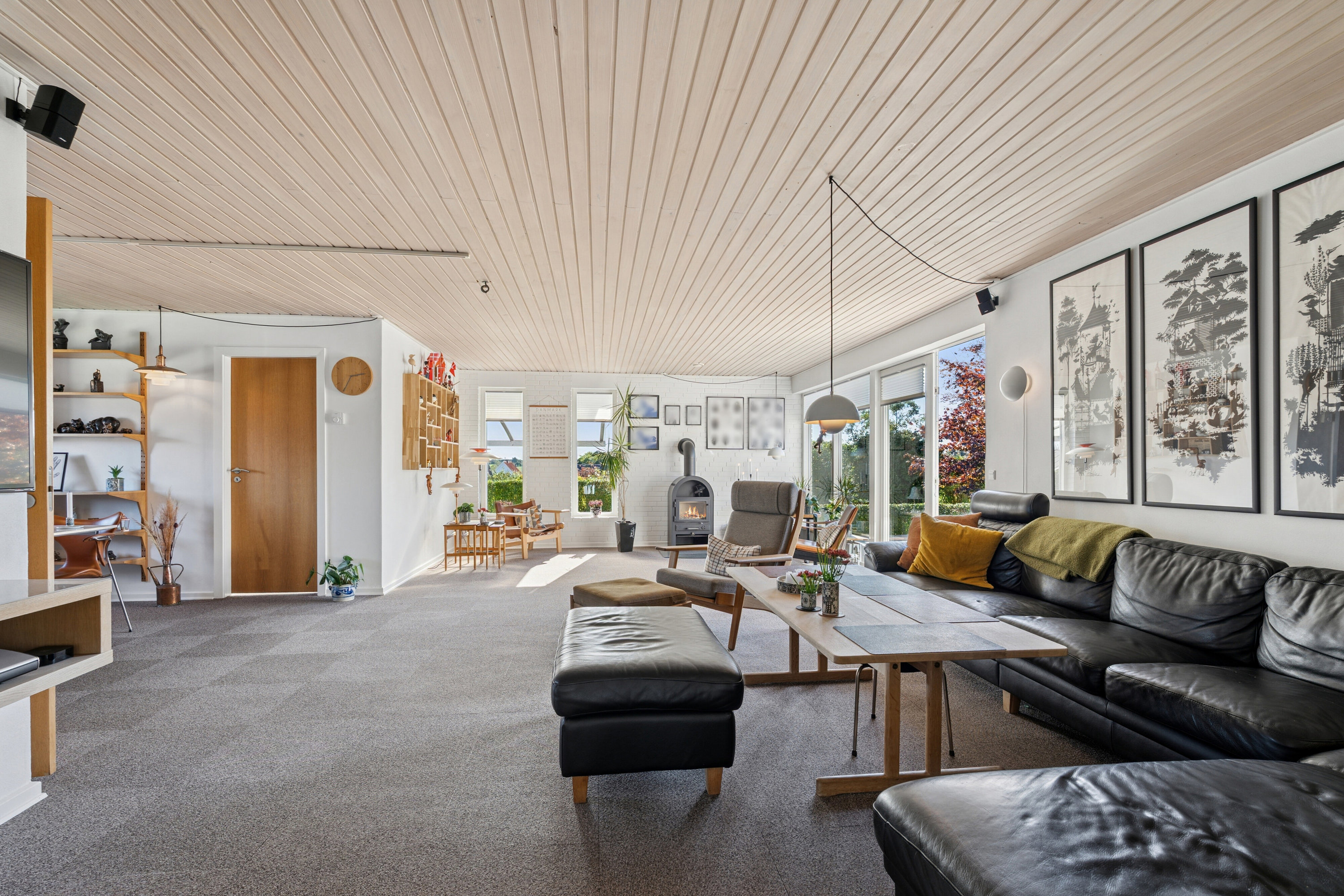 Fremhævet stue billede i fuldskærmstilstand. Billede af Liljevej 1, Vinderslev, 8620 Kjellerup