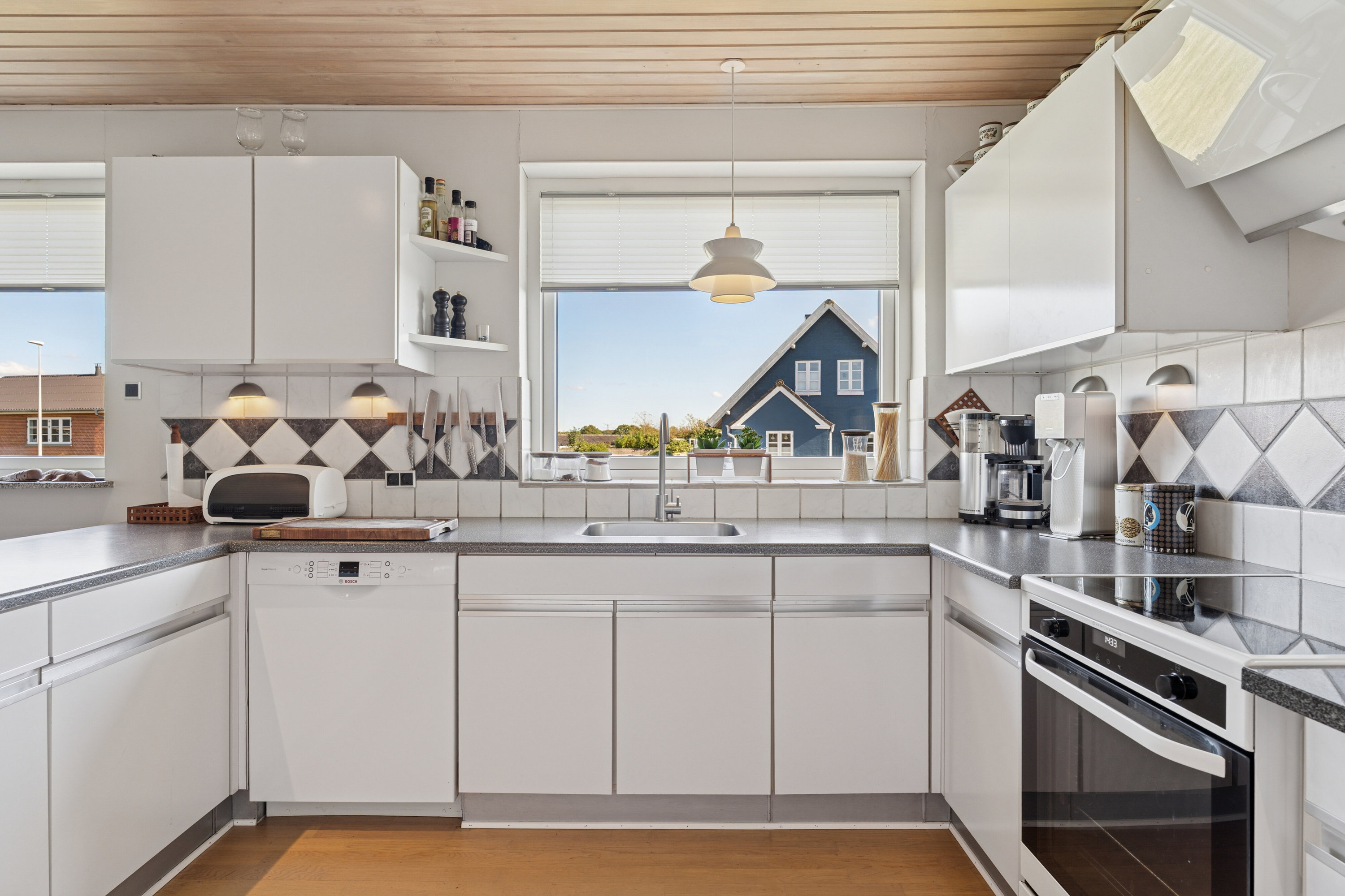 Fremhævet køkken billede i fuldskærmstilstand. Billede af Liljevej 1, Vinderslev, 8620 Kjellerup