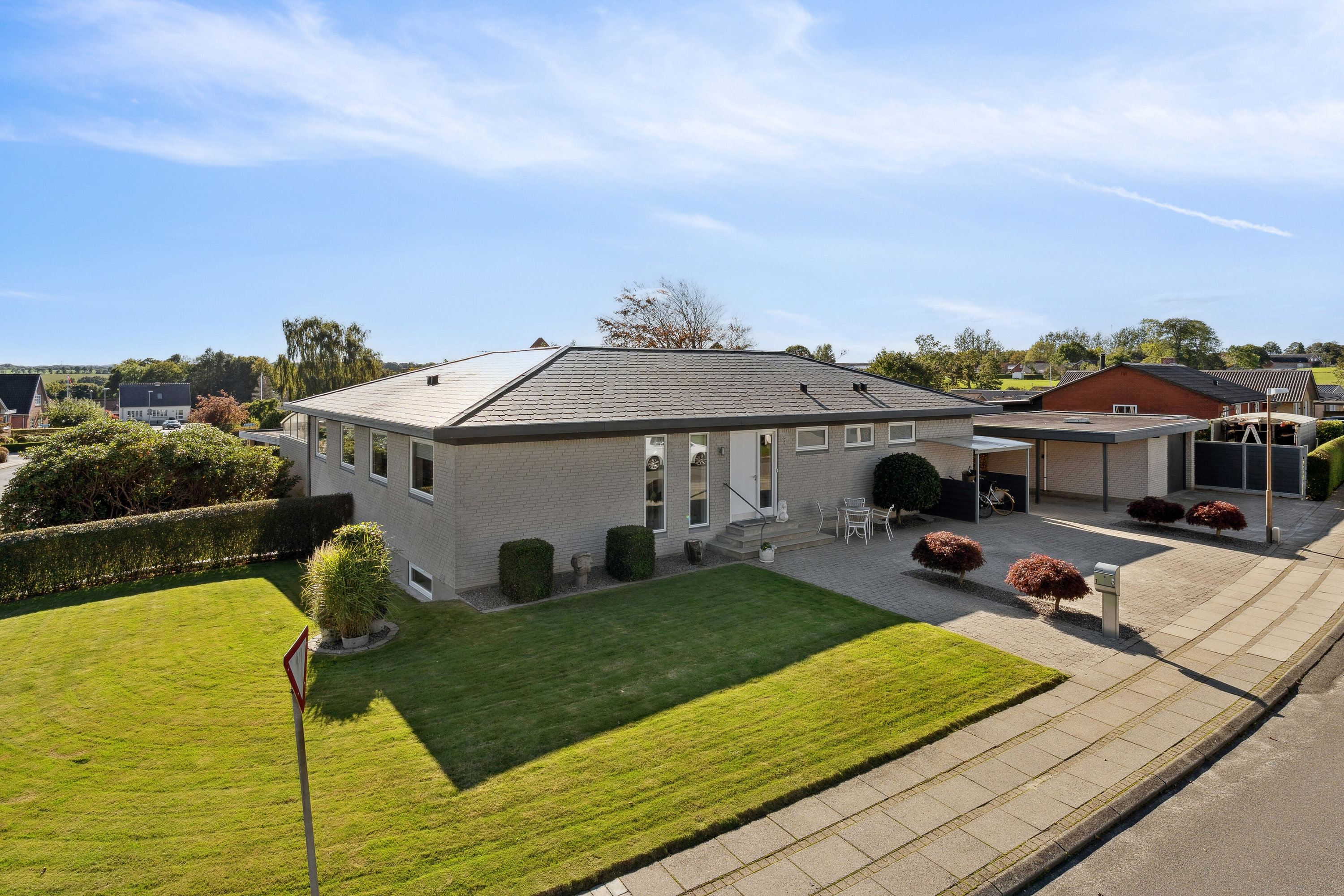 Fremhævet set fra haven billede i fuldskærmstilstand. Billede af Liljevej 1, Vinderslev, 8620 Kjellerup