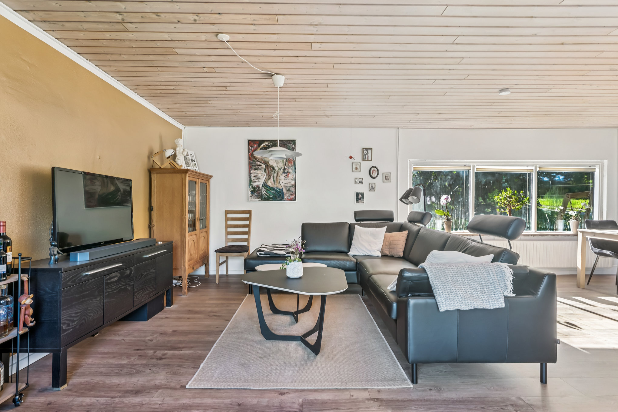 Fremhævet stue billede i fuldskærmstilstand. Billede af Åsdalen 1, Nørbæk, 8990 Fårup