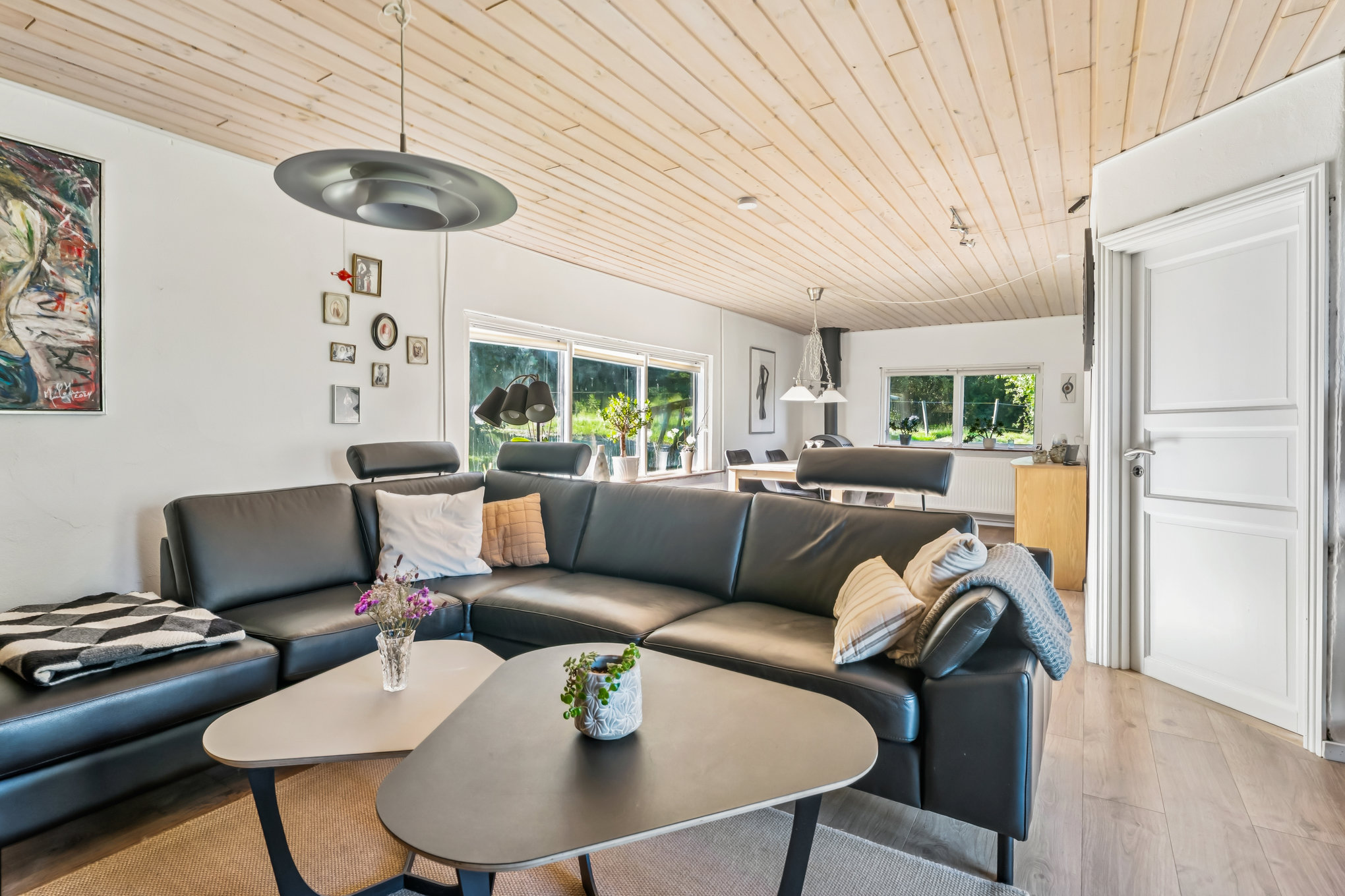 Fremhævet stue billede i fuldskærmstilstand. Billede af Åsdalen 1, Nørbæk, 8990 Fårup