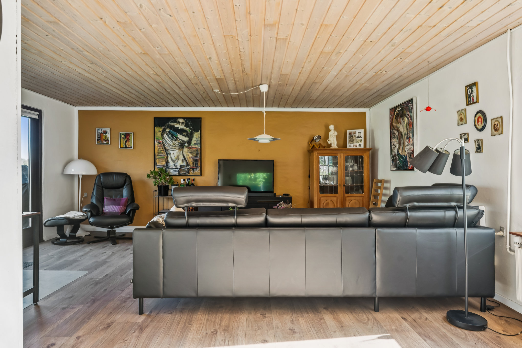 Fremhævet stue billede i fuldskærmstilstand. Billede af Åsdalen 1, Nørbæk, 8990 Fårup