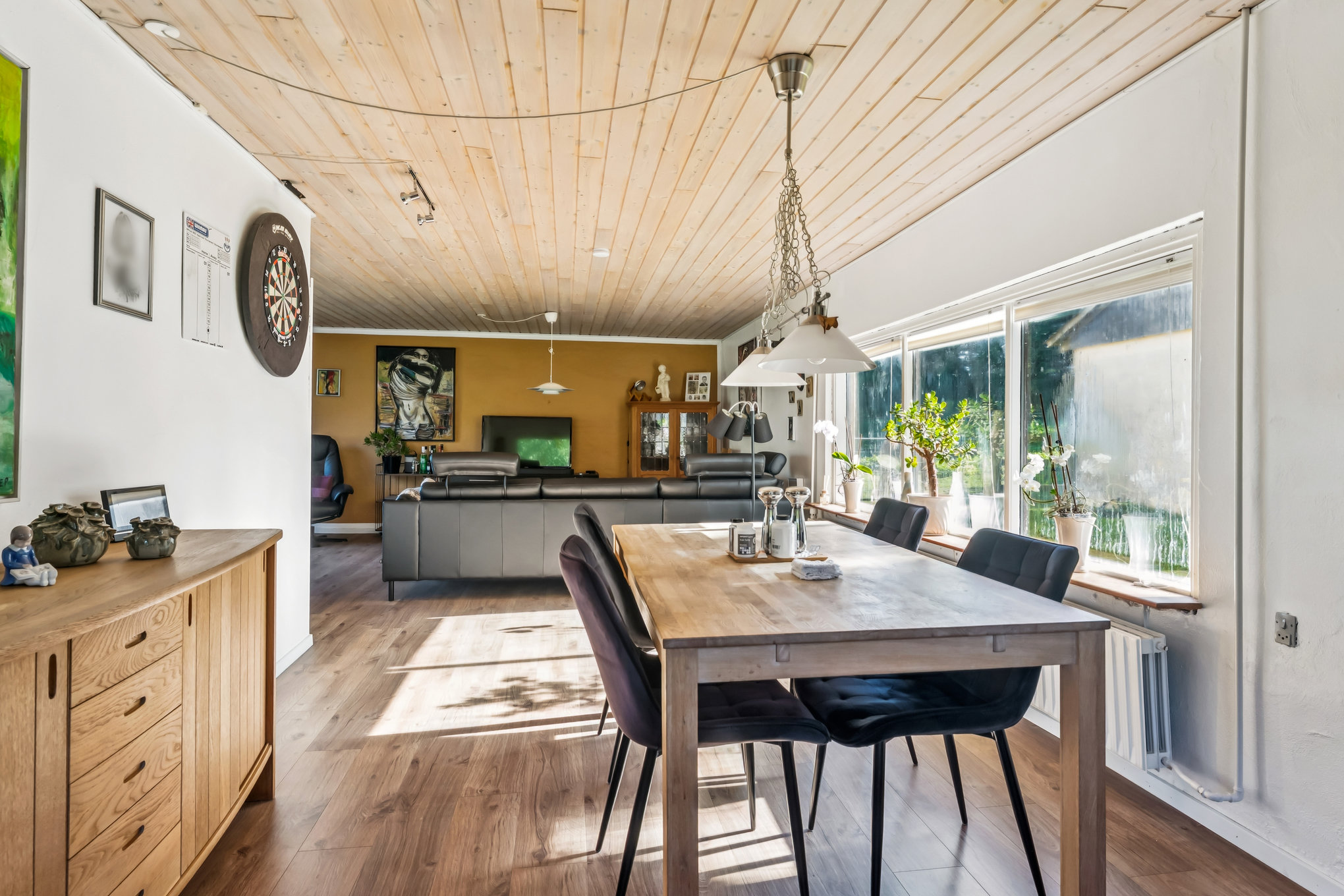 Fremhævet stue billede i fuldskærmstilstand. Billede af Åsdalen 1, Nørbæk, 8990 Fårup