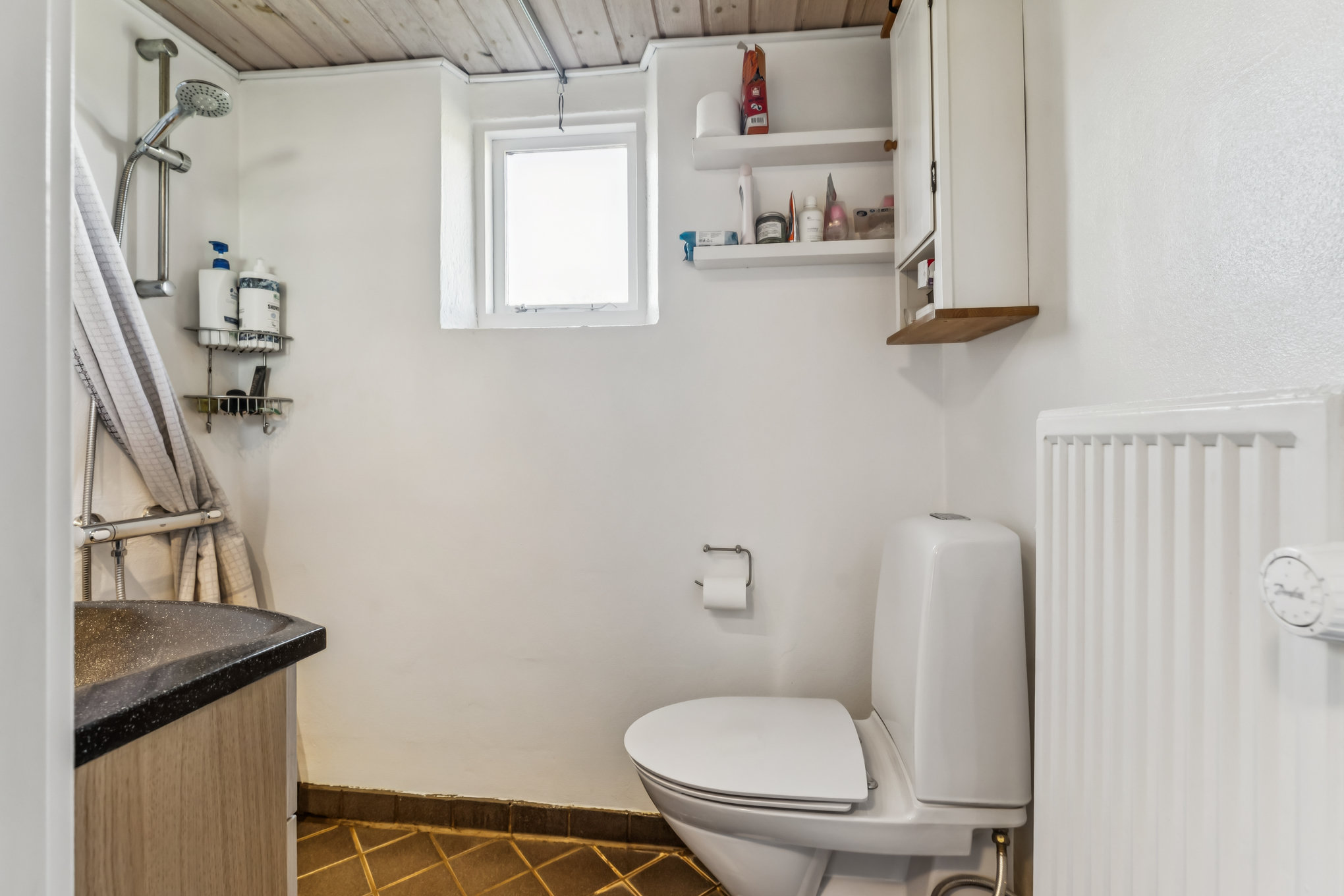 Fremhævet badeværelse billede i fuldskærmstilstand. Billede af Åsdalen 1, Nørbæk, 8990 Fårup