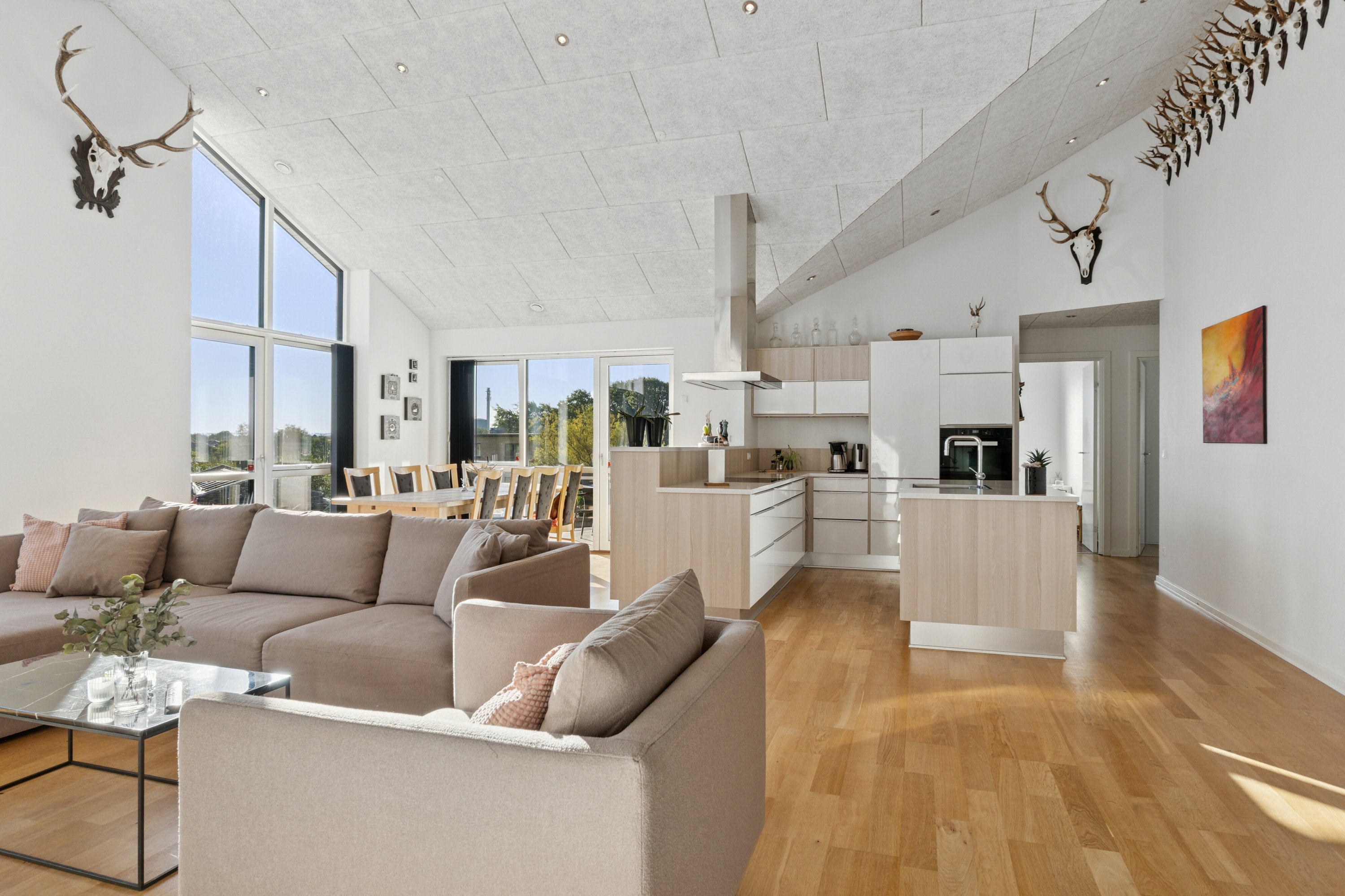 Fremhævet stue billede i fuldskærmstilstand. Billede af Nørrelund 17, 9870 Sindal