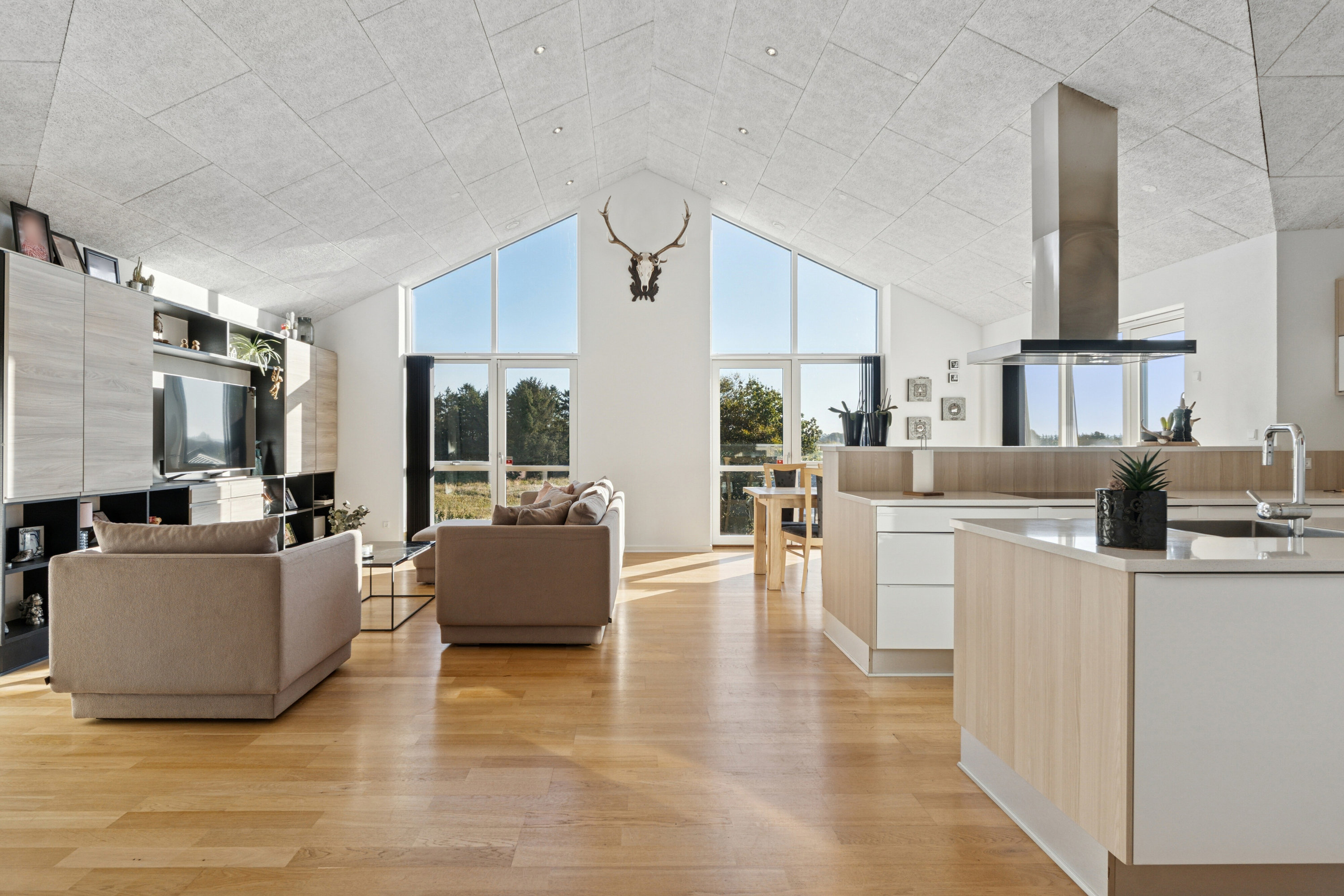 Fremhævet stue billede i fuldskærmstilstand. Billede af Nørrelund 17, 9870 Sindal