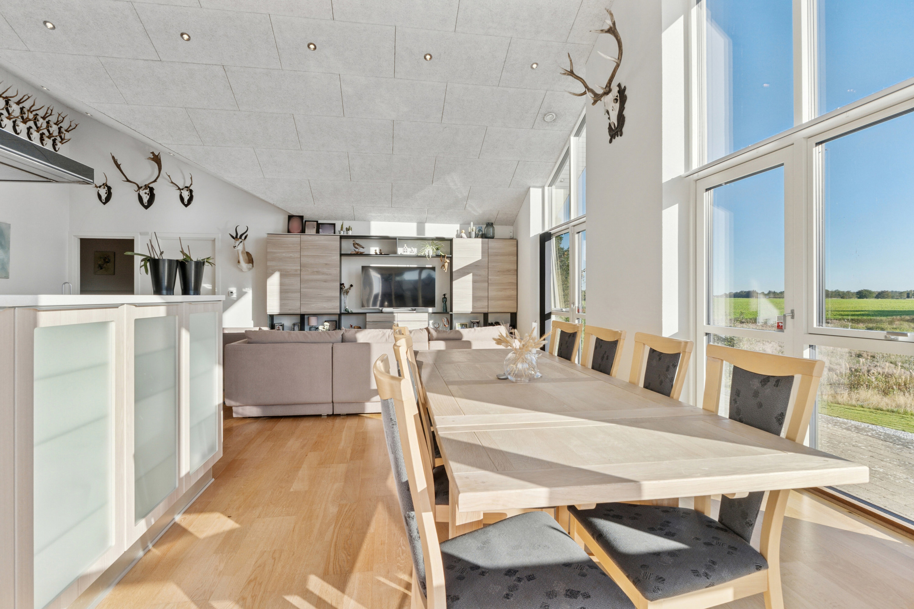 Fremhævet spisestue billede i fuldskærmstilstand. Billede af Nørrelund 17, 9870 Sindal