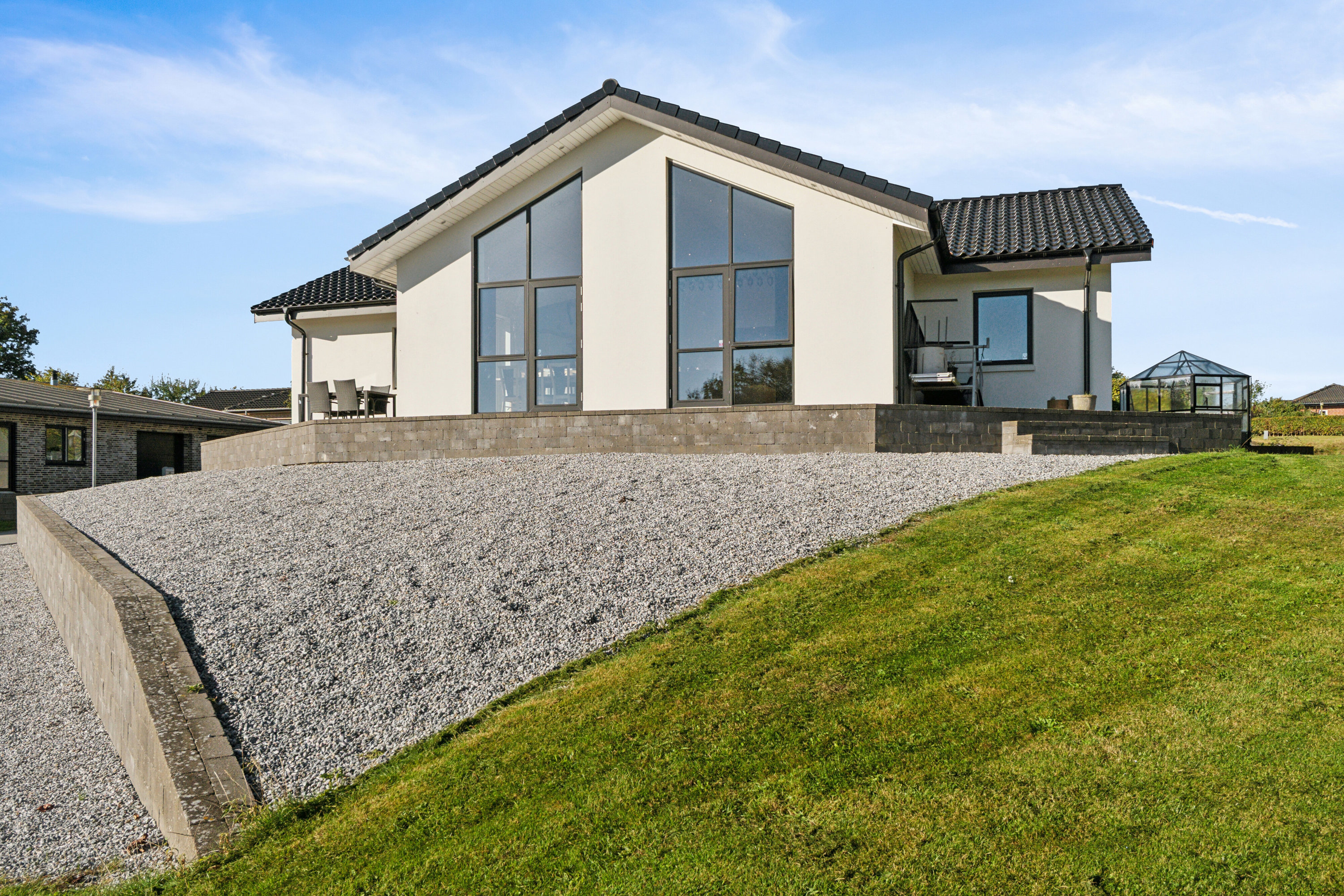 Miniaturebillede 1: set fra vejen. Billede af Nørrelund 17, 9870 Sindal