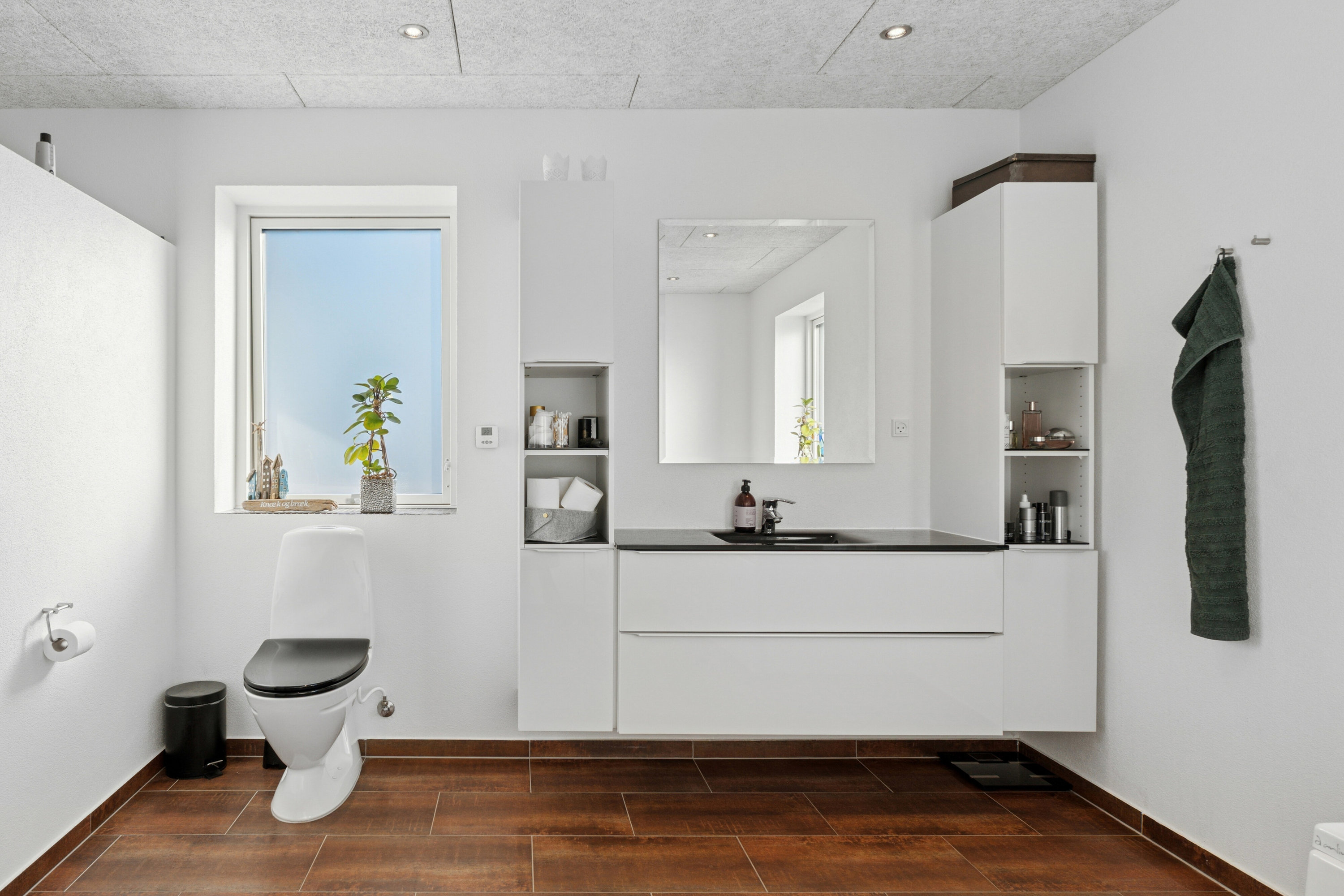 Fremhævet badeværelse billede i fuldskærmstilstand. Billede af Nørrelund 17, 9870 Sindal