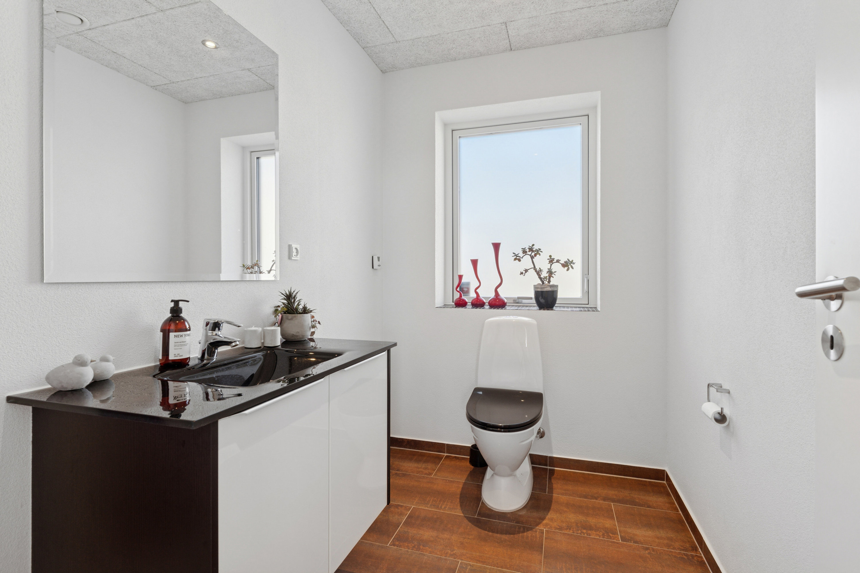 Fremhævet badeværelse billede i fuldskærmstilstand. Billede af Nørrelund 17, 9870 Sindal