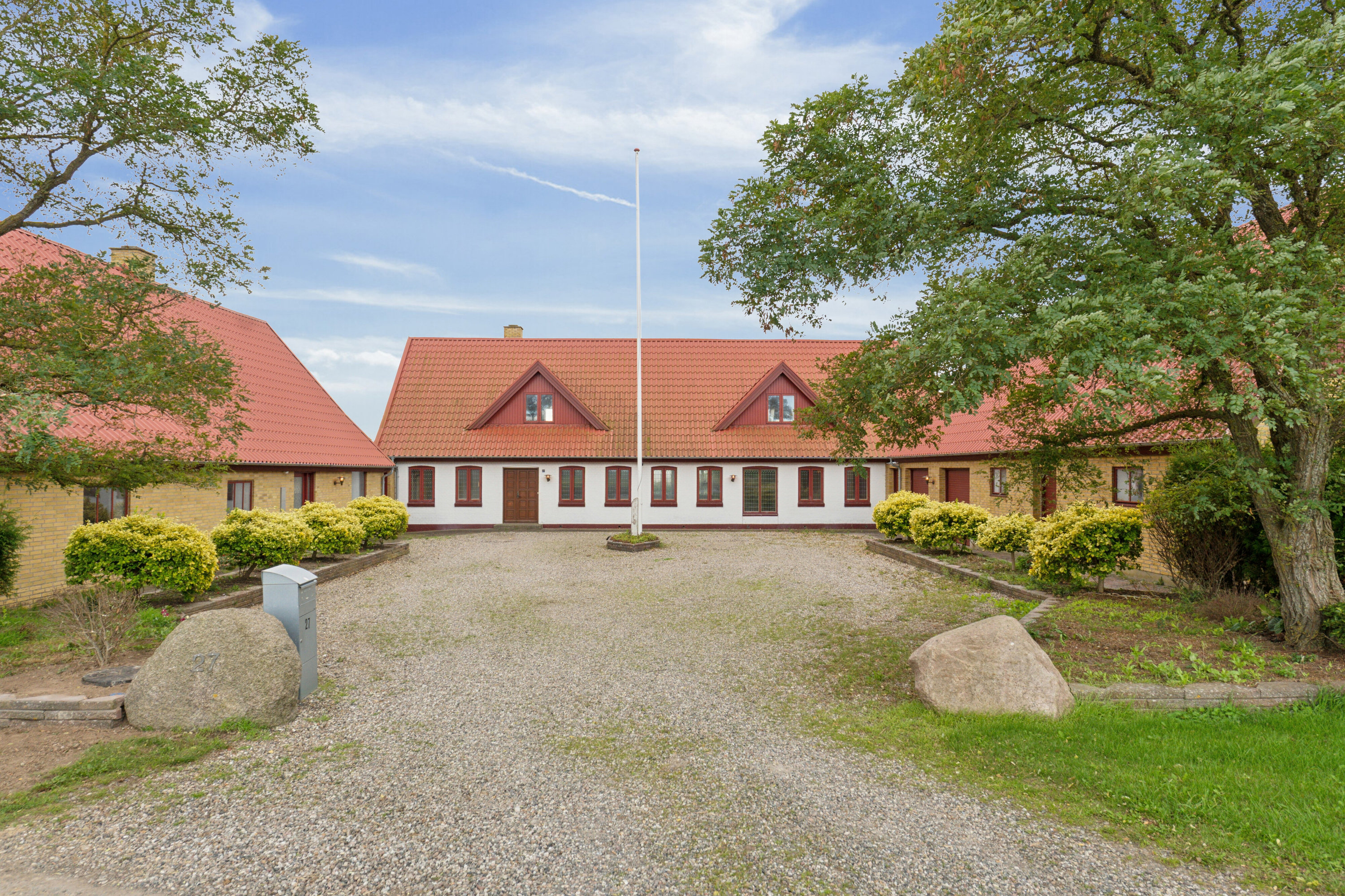 Fremhævet set fra vejen billede i fuldskærmstilstand. Billede af Strandhuse 27, Fjællebroen, 5762 Vester Skerninge