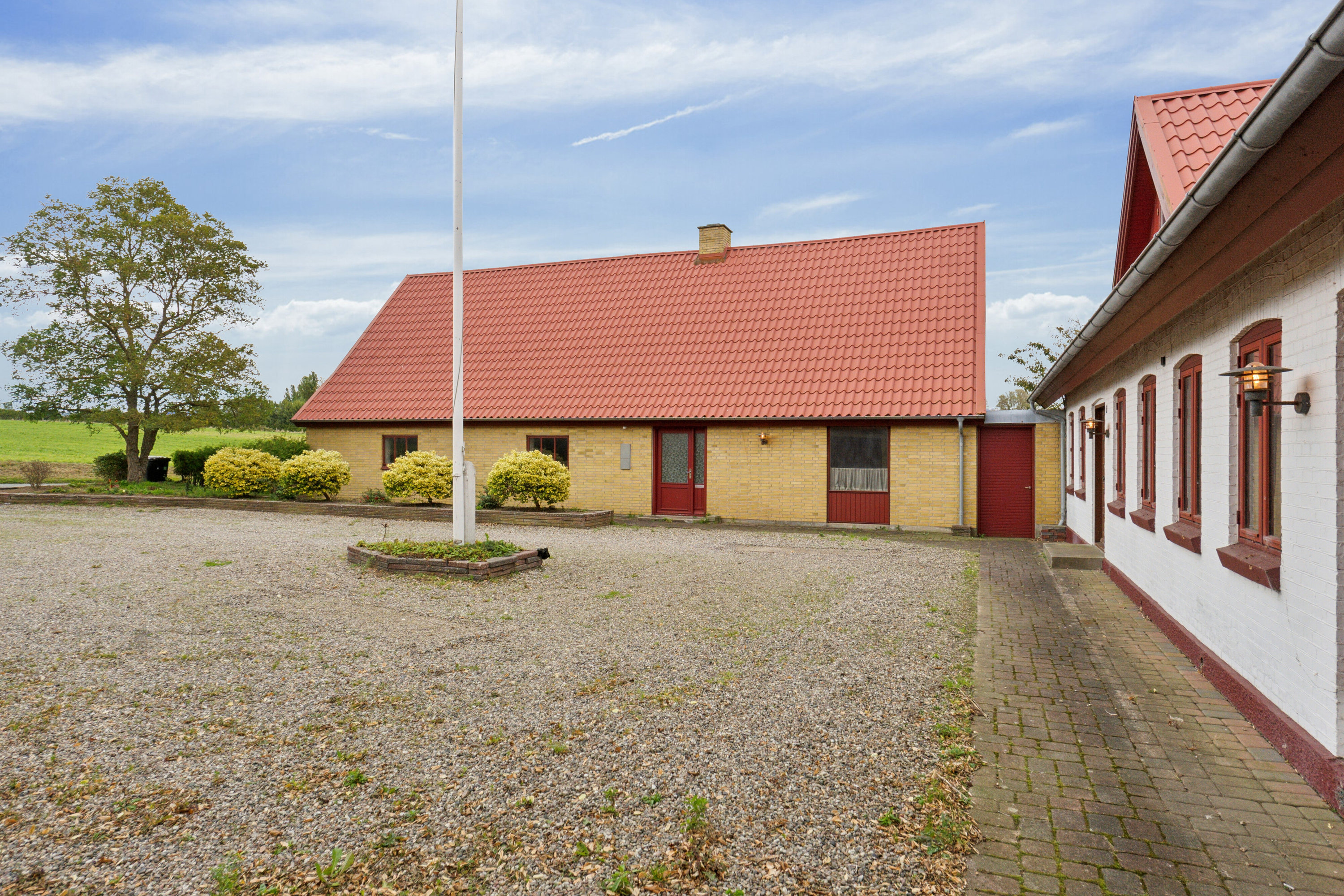 Fremhævet set fra vejen billede i fuldskærmstilstand. Billede af Strandhuse 27, Fjællebroen, 5762 Vester Skerninge